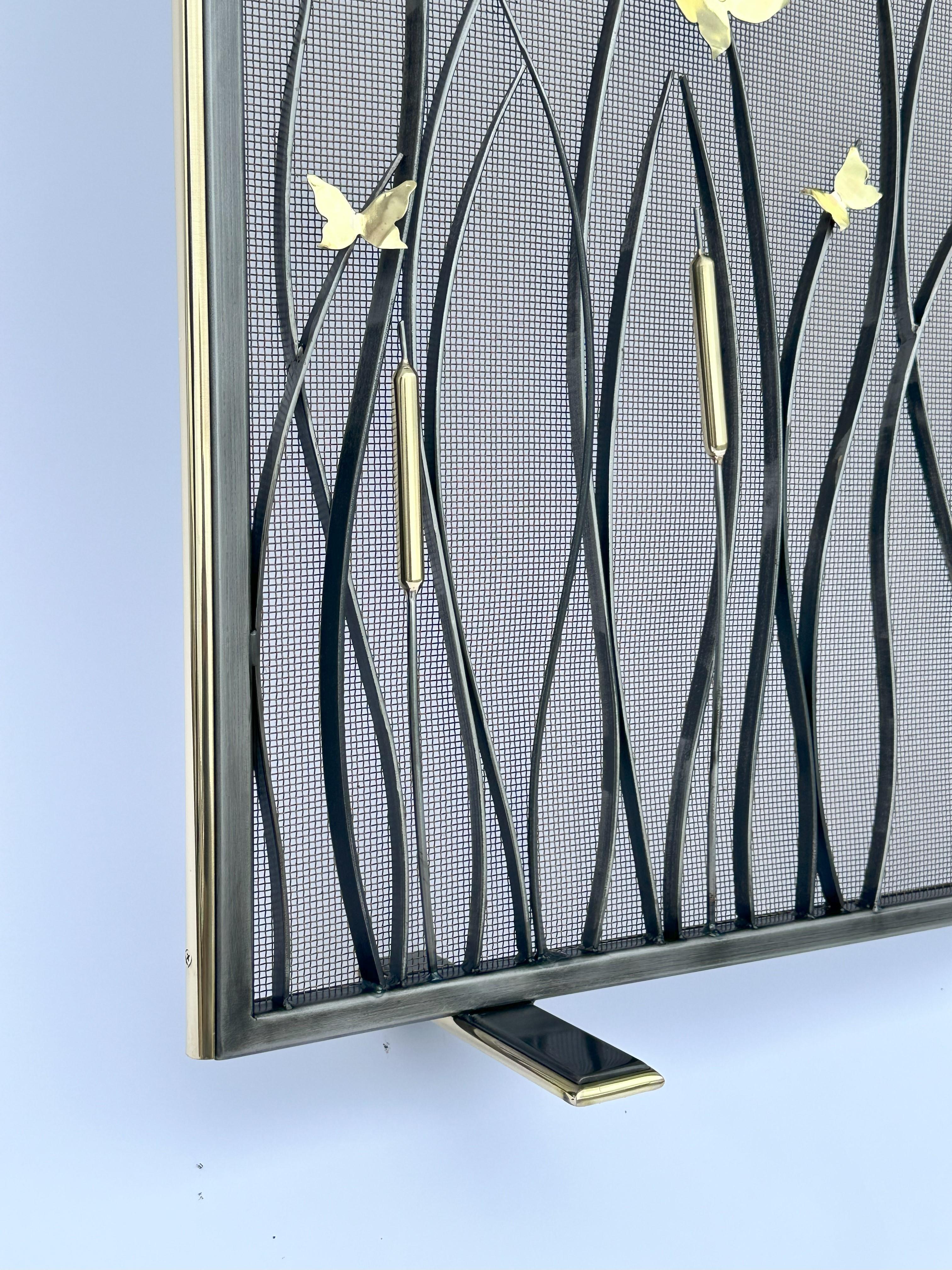 Voici notre pare-feu Meadow,  Le dernier chef-d'œuvre de Betzinger Designs est une véritable sculpture réalisée à partir d'une combinaison de fer forgé et de laiton, caractéristique de nombreuses antiquités intemporelles et signature de notre