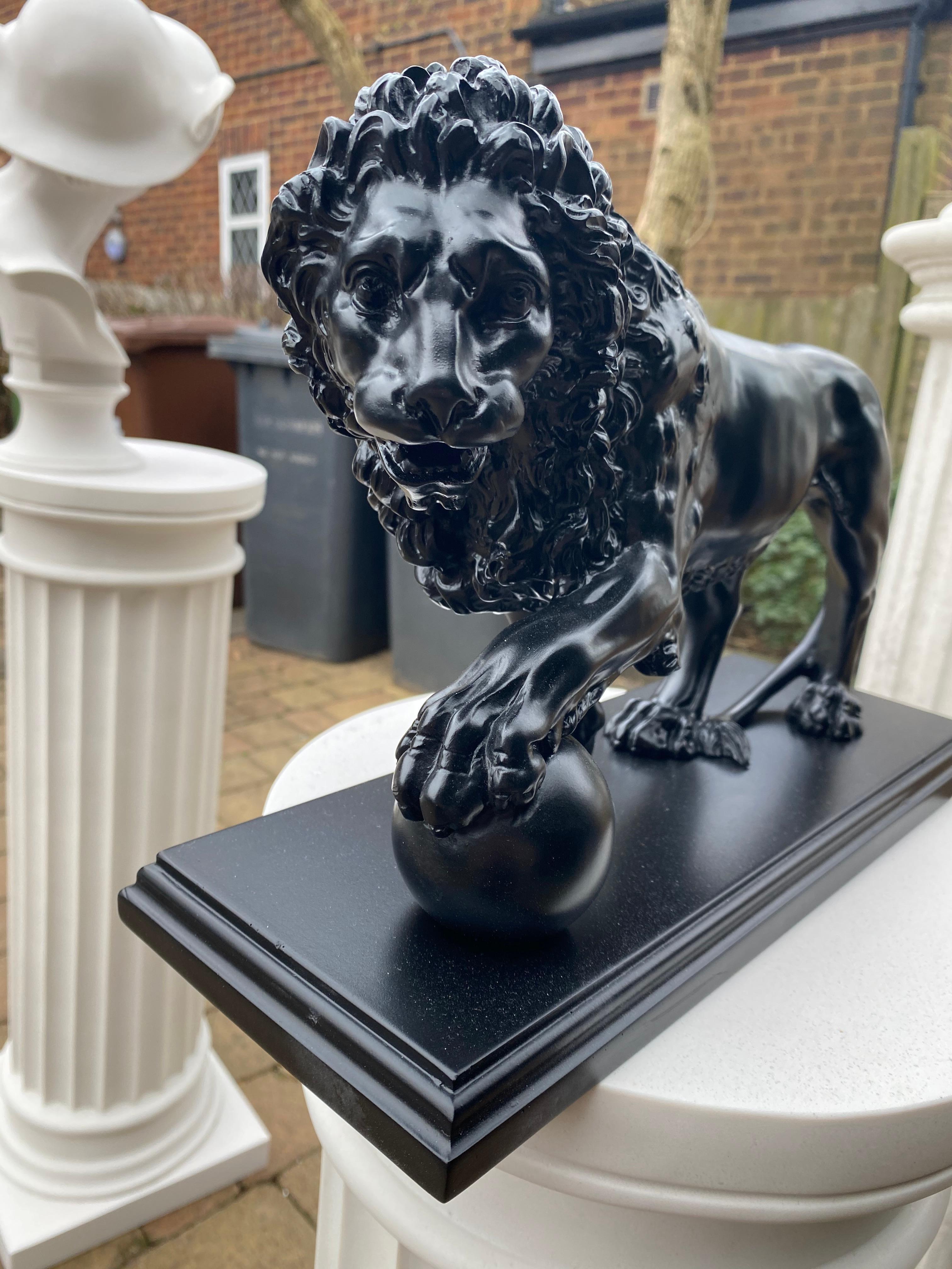 Los leones de Medici y Vacca - Pareja de esculturas de mármol del siglo XX en venta 5