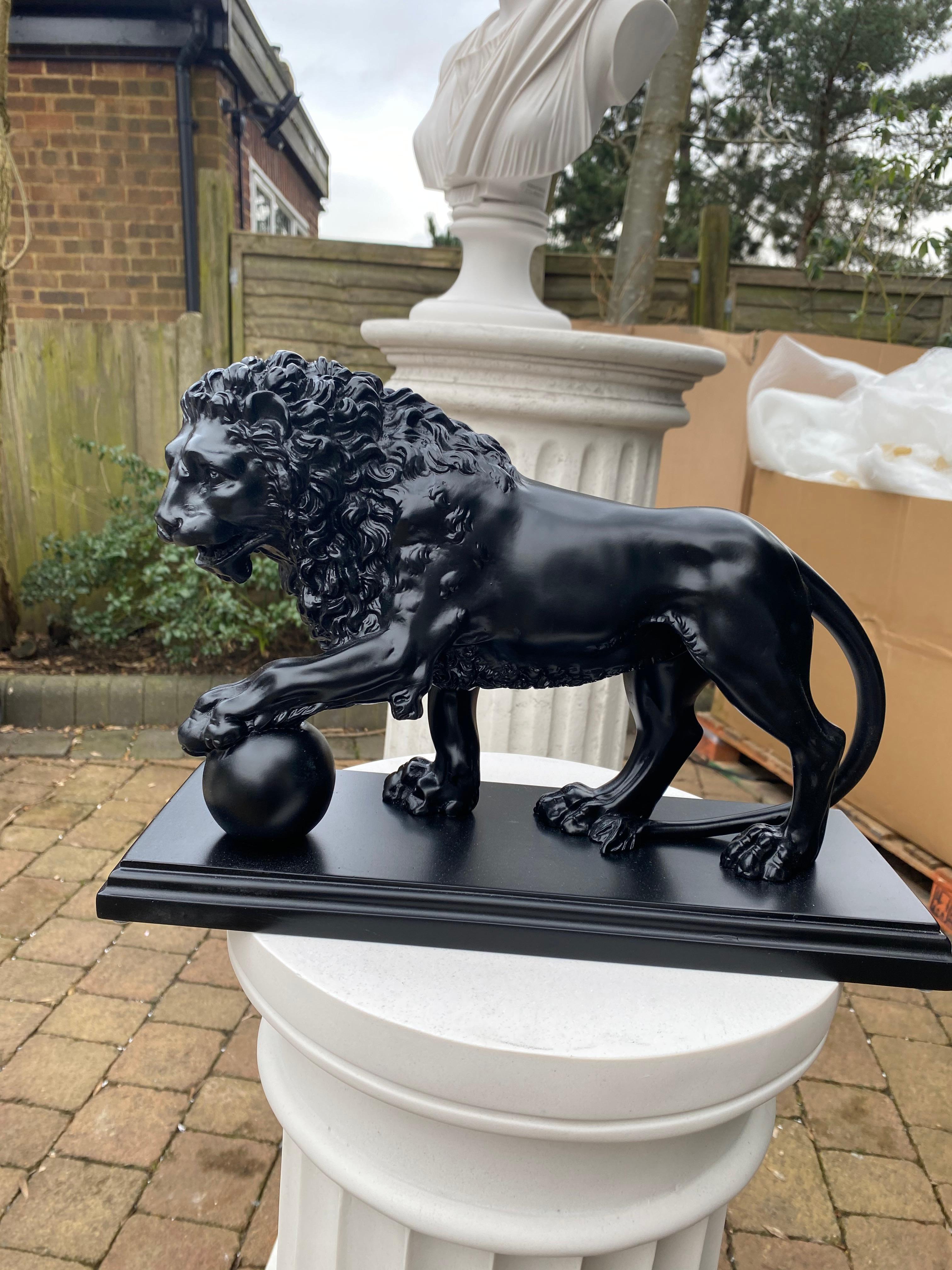 Los leones de Medici y Vacca - Pareja de esculturas de mármol del siglo XX en venta 7