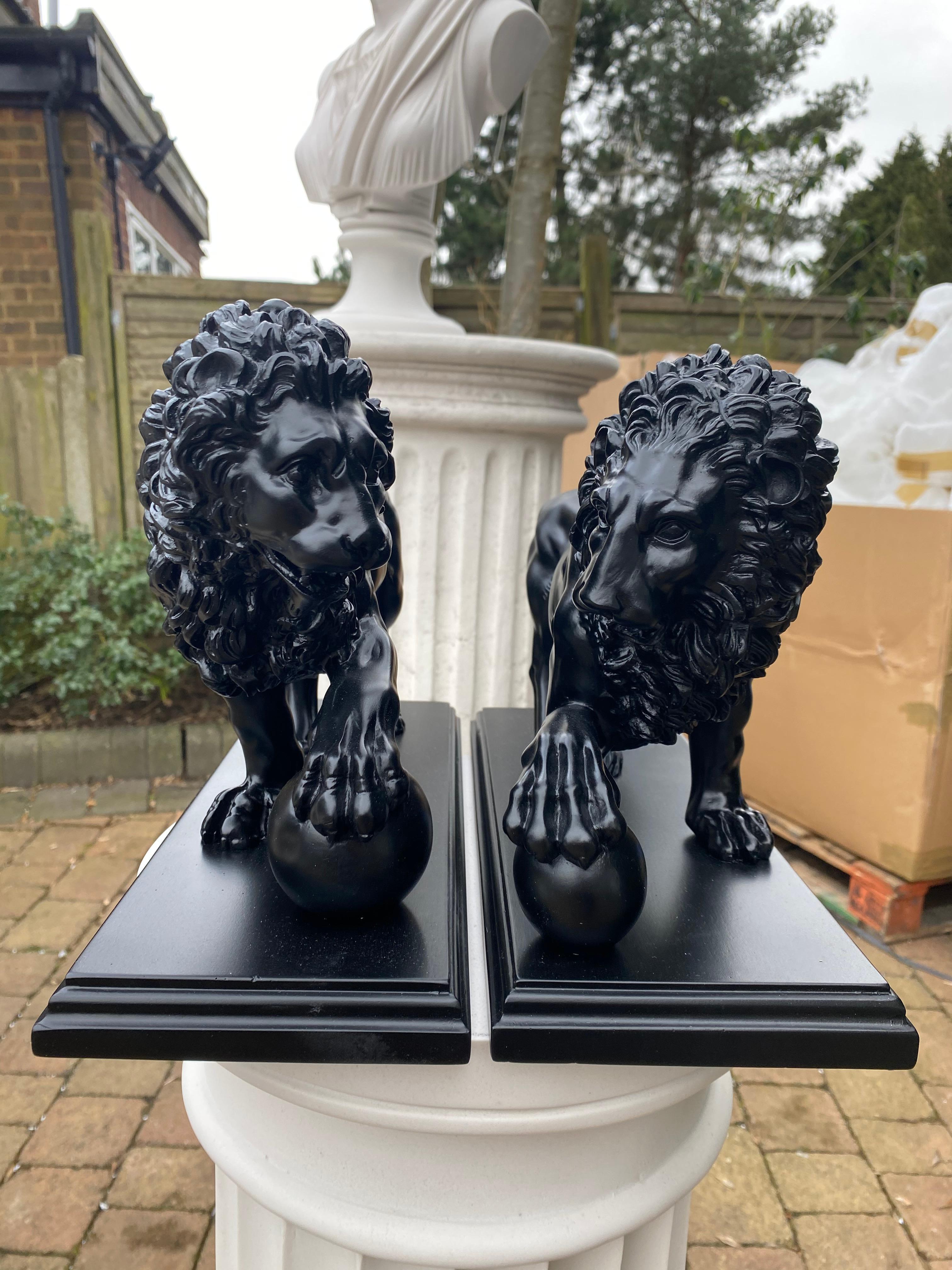 Esta distinguida pareja de esculturas de mármol del siglo XX, conocidas como los Leones de Medici y Vacca, capta la elegancia intemporal de estas icónicas figuras de león. Cada león está meticulosamente tallado, mostrando impresionantes detalles