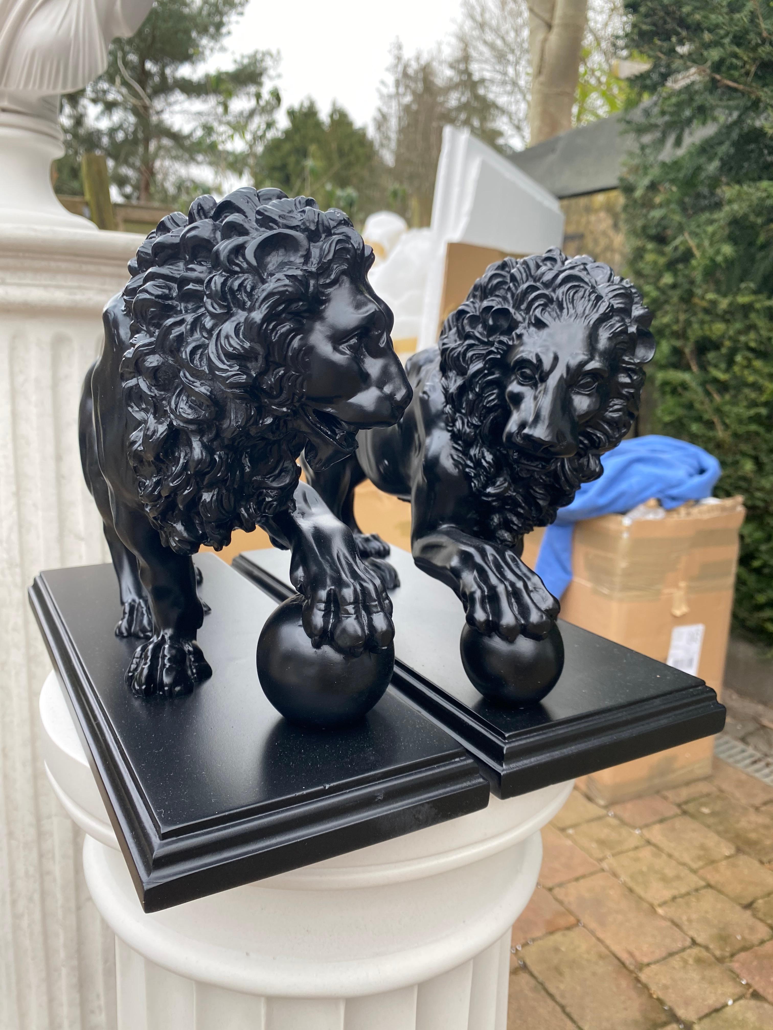 Los leones de Medici y Vacca - Pareja de esculturas de mármol del siglo XX Europeo en venta