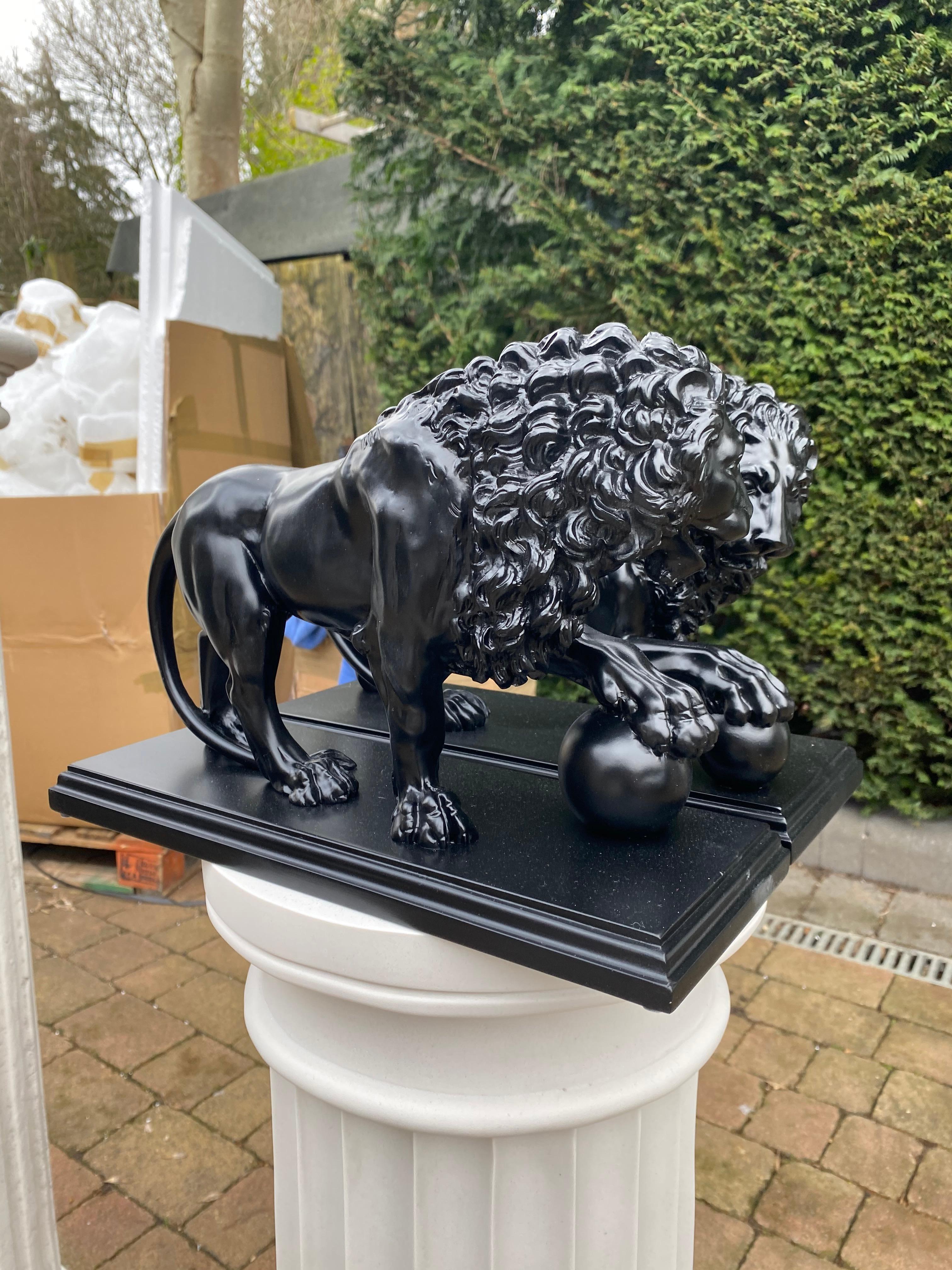 Los leones de Medici y Vacca - Pareja de esculturas de mármol del siglo XX en Excelente estado para la venta en Southall, GB