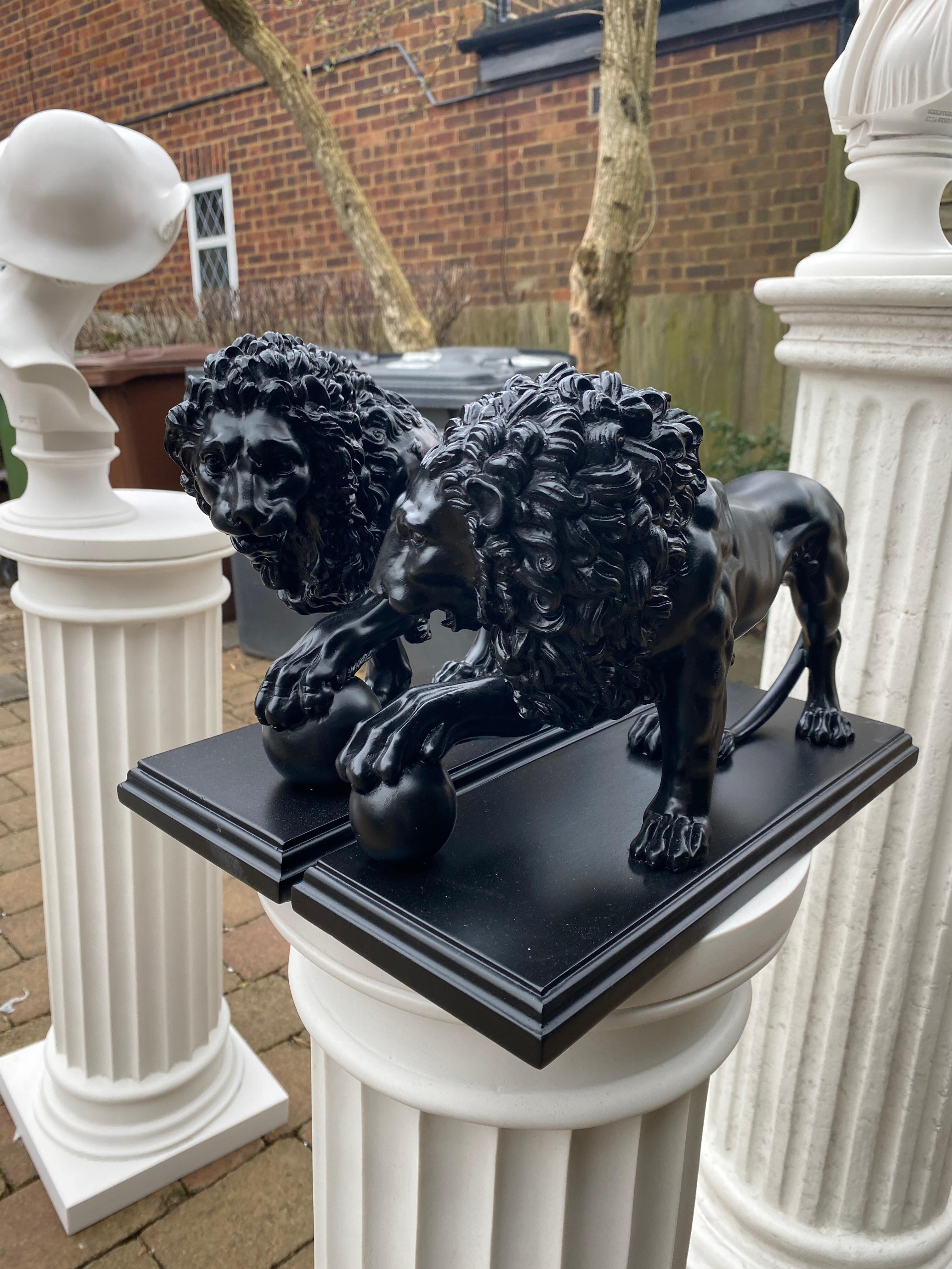 Los leones de Medici y Vacca - Pareja de esculturas de mármol del siglo XX Mármol en venta