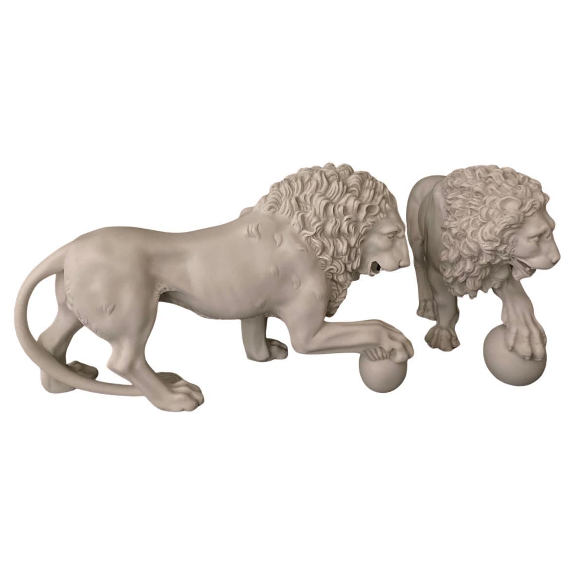 English The Medici & Vacca lions Pair Free Standing, 20th century For Sale