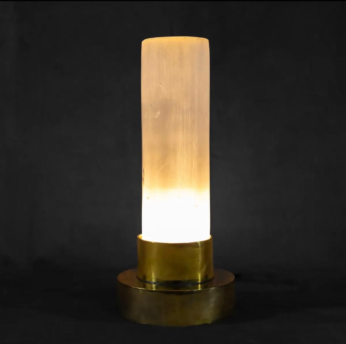 Die Lampe von Meknes

Die Leuchte Meknes besteht aus einer weißen Selenitröhre, die auf einem eleganten Sockel aus vergoldetem Messing steht. Sie eignet sich perfekt, um ein gedämpftes und raffiniertes Ambiente zu schaffen. Diese raffinierte Lampe