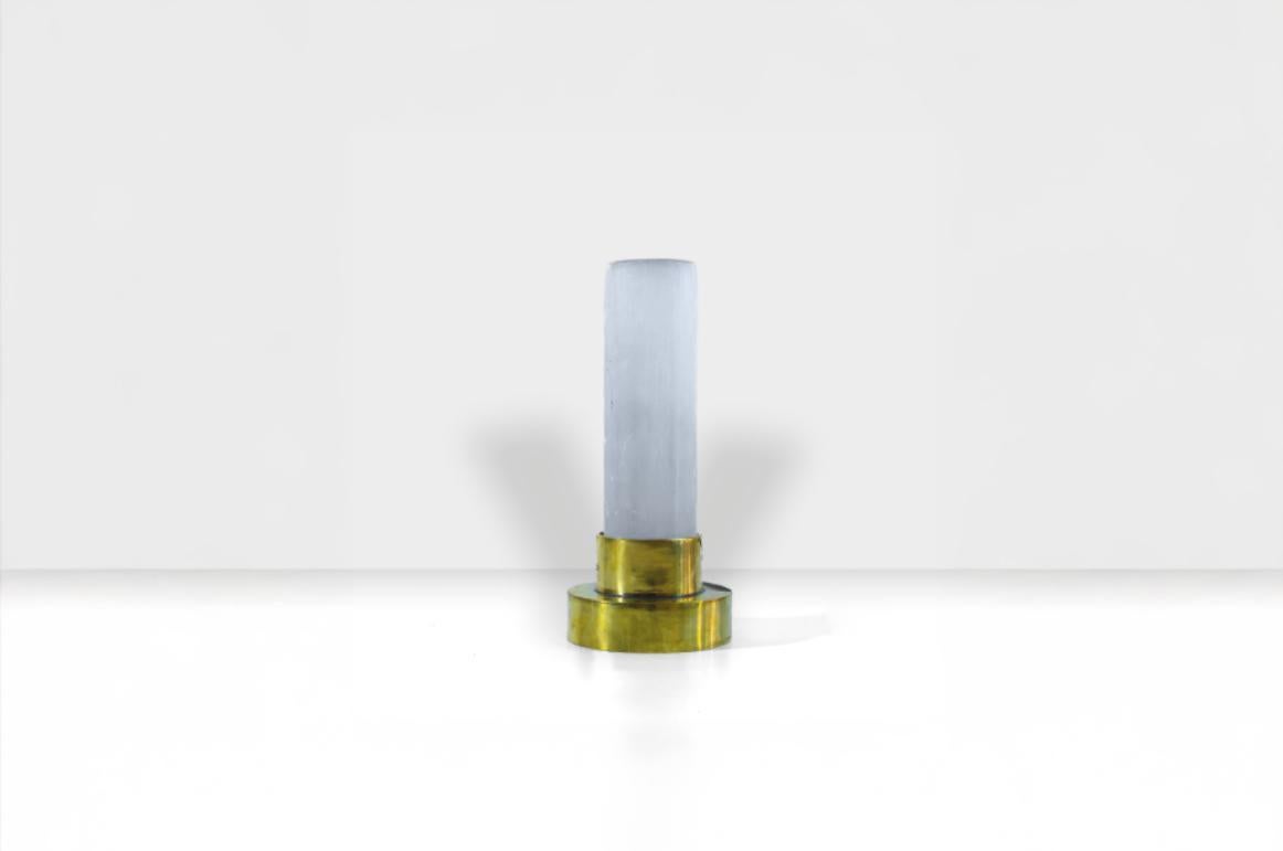 Die Meknes-Lampe – Selenit-Kristalllampe mit röhrenförmigem Selenit-Kristall in Messing gefasst von Neo Kasbah (Art déco) im Angebot