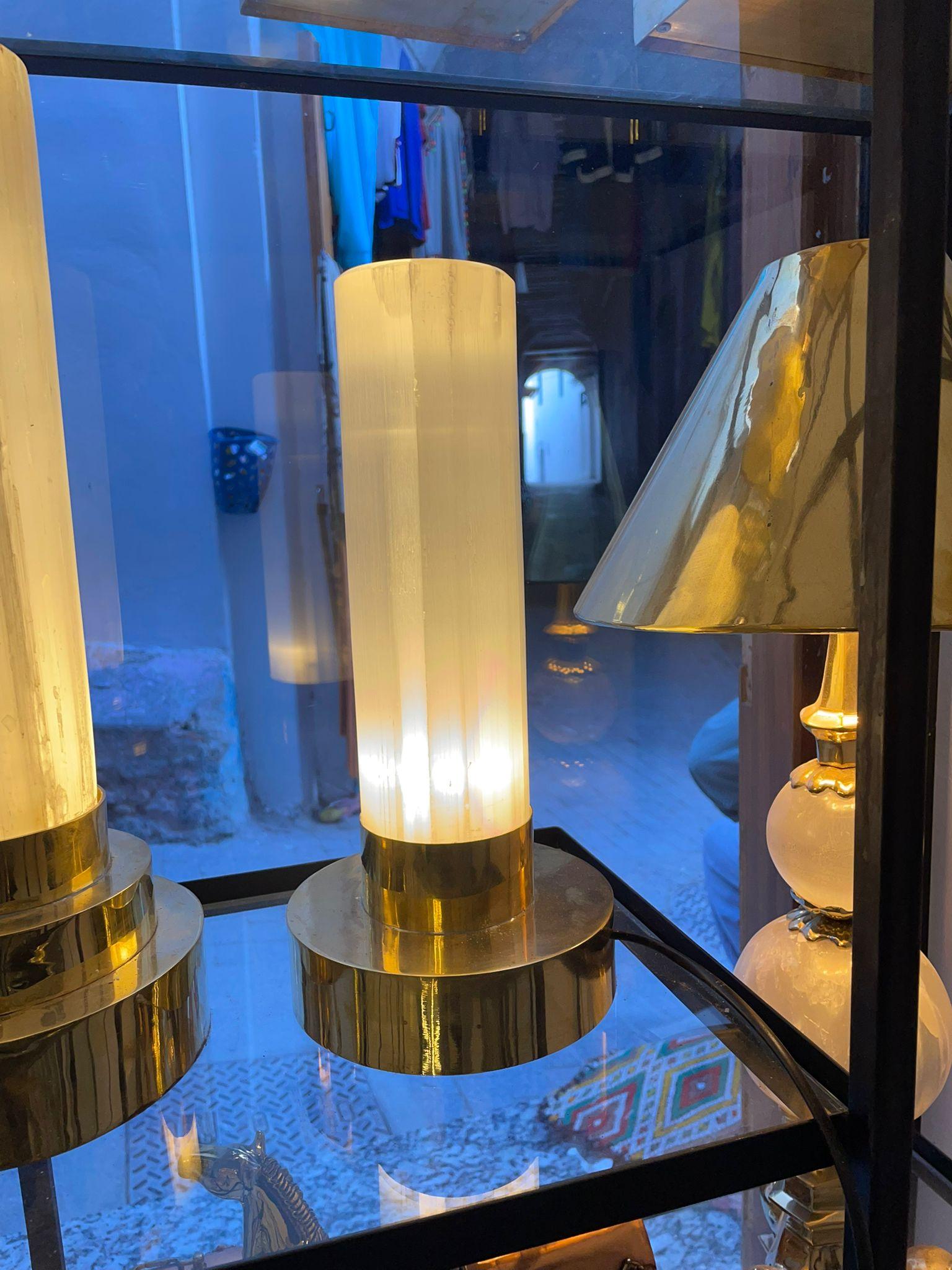 Die Meknes-Lampe – Selenit-Kristalllampe mit röhrenförmigem Selenit-Kristall in Messing gefasst von Neo Kasbah (Marokkanisch) im Angebot