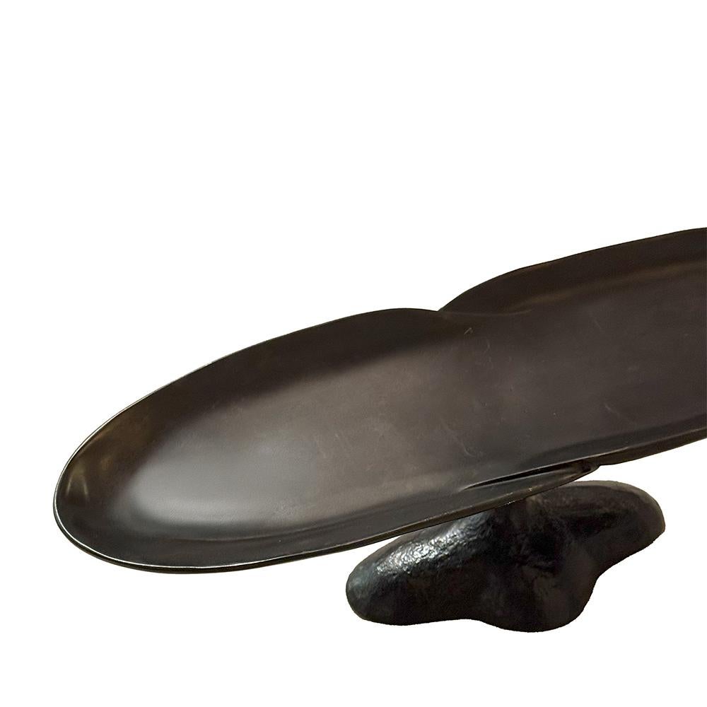 Cantidades mayores disponibles bajo pedido, con un plazo de producción de 8 semanas.

Descripción: Jarrón de bronce, El ala alegre
Color: Bronce
Tamaño: 42 An x 13 Pr x 11 Al cm
Material: Bronce
Colección Ritmo de mediados de siglo