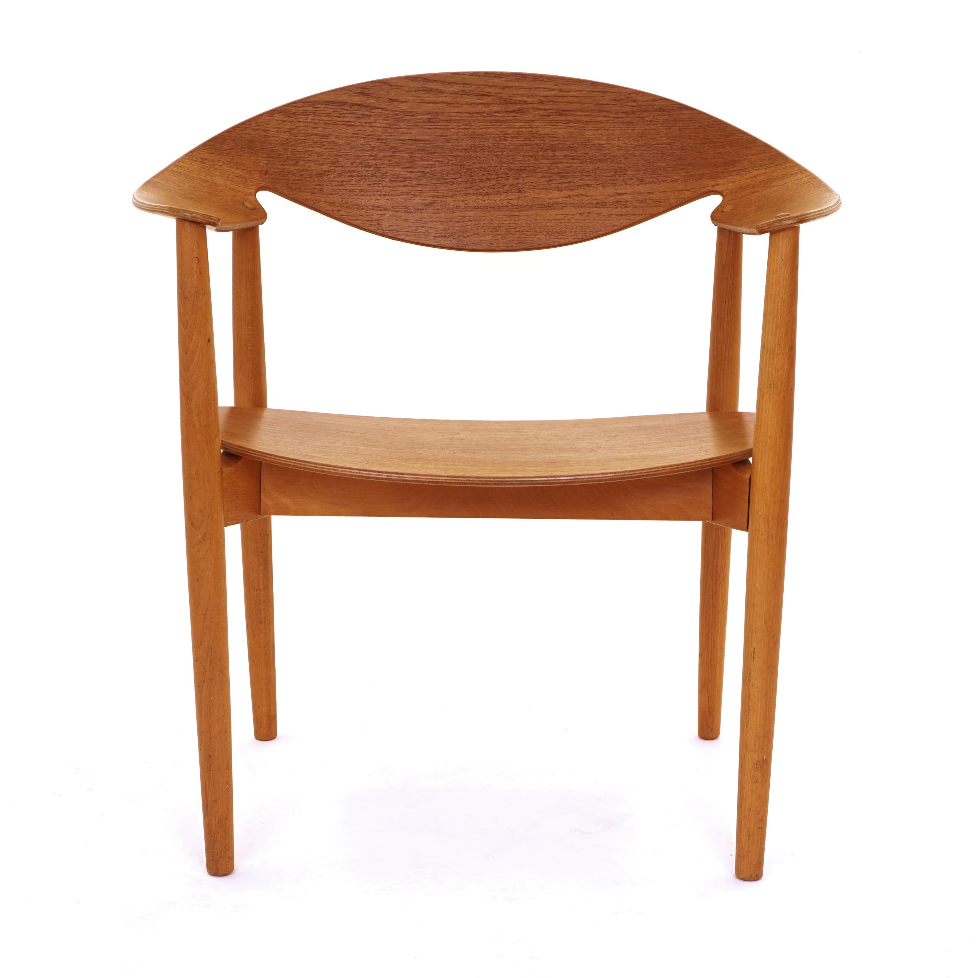 The Metropolitan chair, teak, by Ejnar Larsen & Aksel Bender Madsen, Denmark
Designed 1949 and produced by Fritz Hansen. Signed.