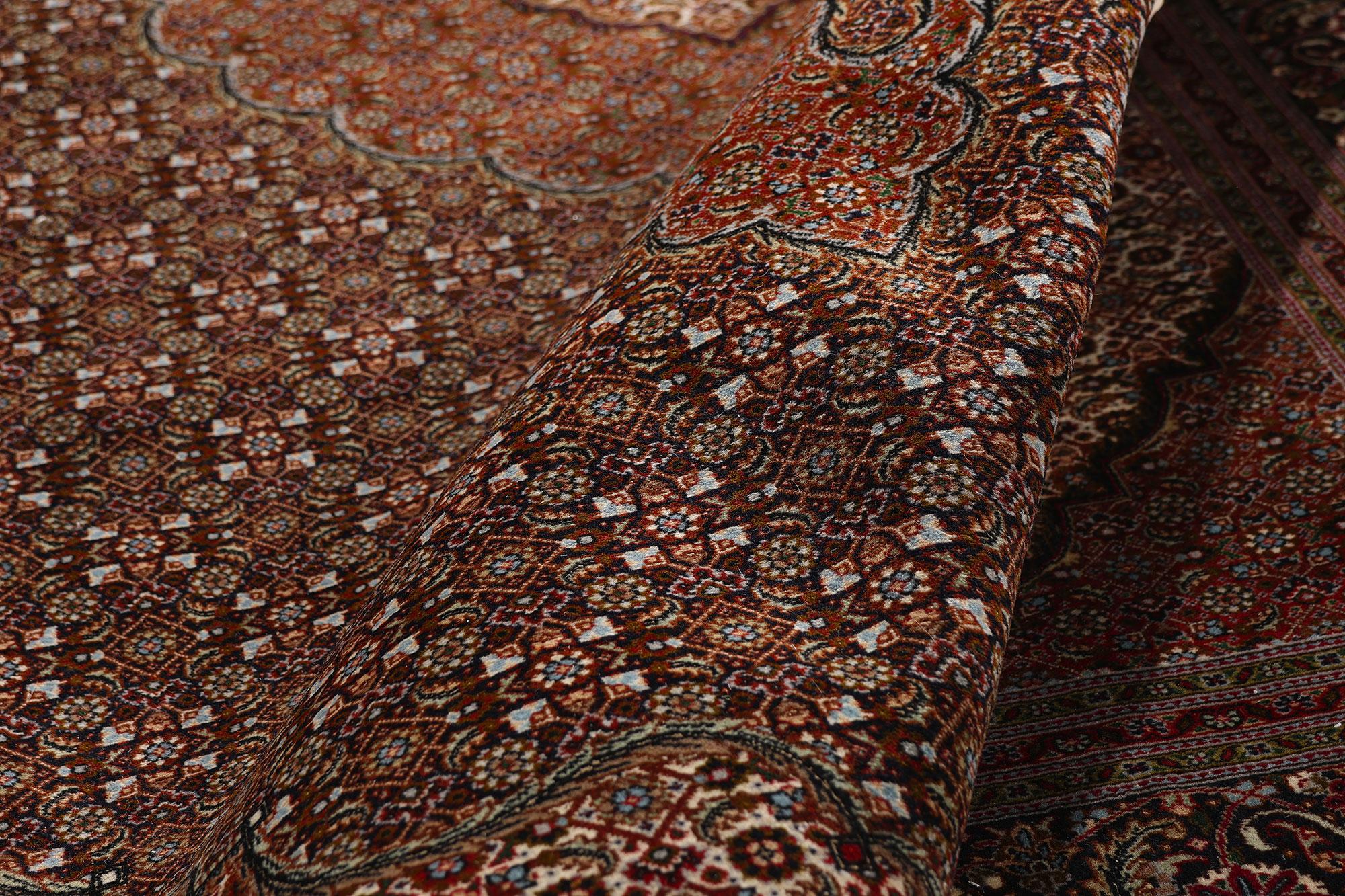 79107 Vintage Persian Mahi Tabriz Rug, 06'06 x 09'06. Dieser handgeknüpfte persische Mahi-Tabriz-Teppich aus Wolle ist eine beeindruckende Darstellung der zeitlosen Kunstfertigkeit und der komplizierten Handwerkskunst, die persische