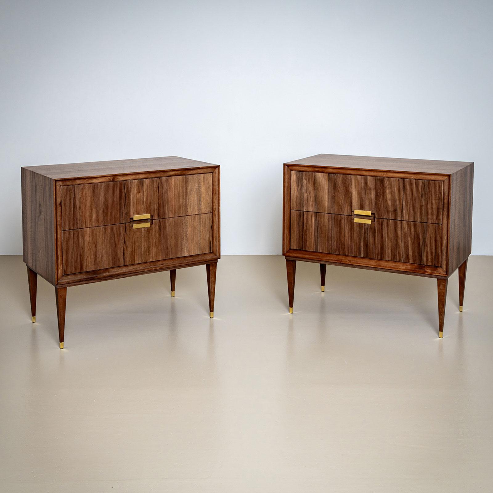Ti presentiamo: La cassettiera 'Midtown', disegnata da Karl Kemp Antiques.

Le cassapanche sono realizzate in noce di alta qualità e mettono in risalto le venature naturali e il calore del legno. Le loro linee semplici e pulite e le gambe affusolate