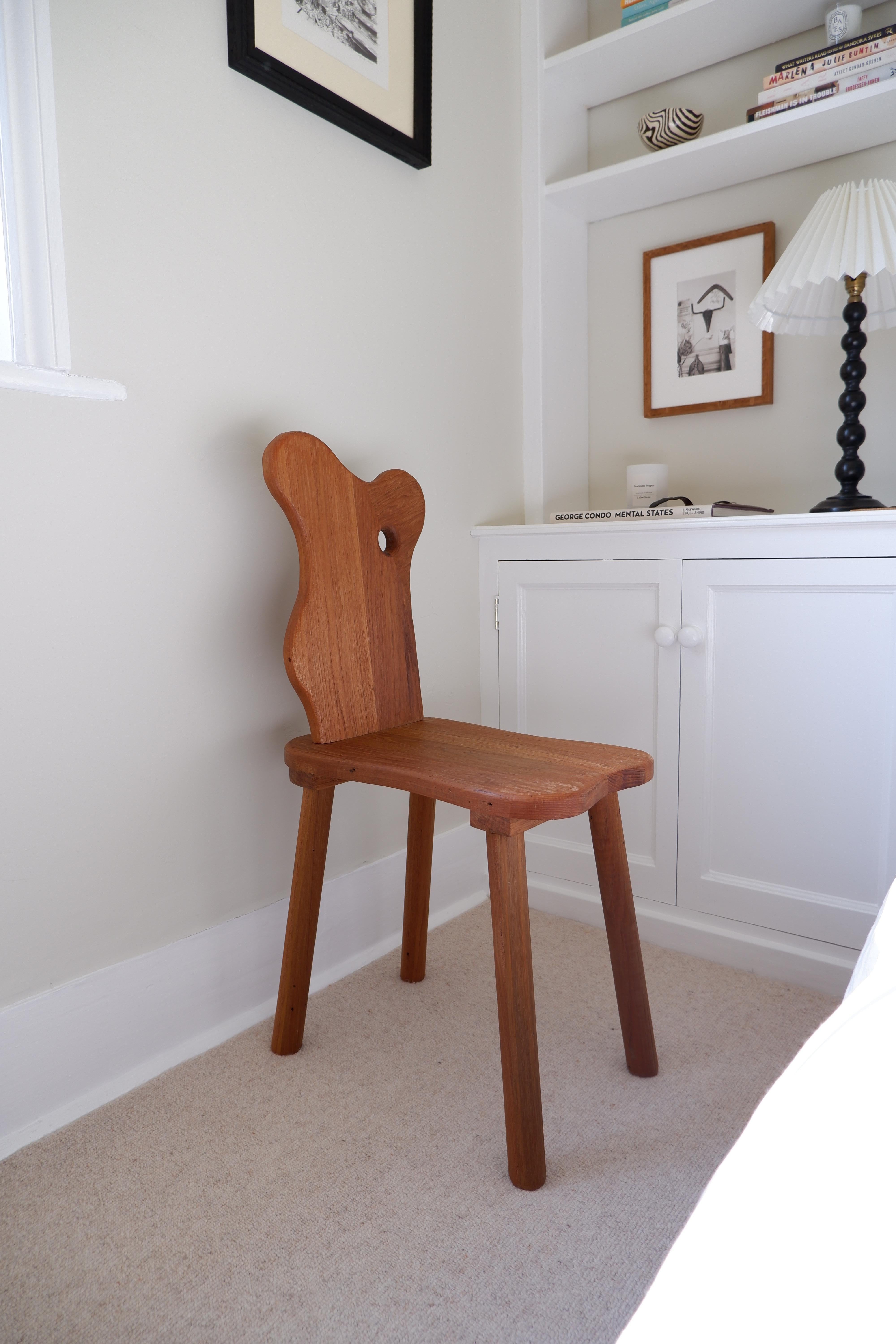 Postmoderne Le tabouret dépoli de Josh Page Studio. Chaise d'appoint en bois de sapele en vente