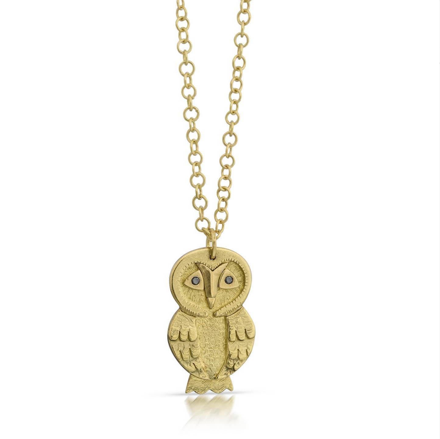 Taille brillant Pendentif en or jaune 18 carats « The Minerva Owl Amulet » et diamants noirs du commerce équitable en vente