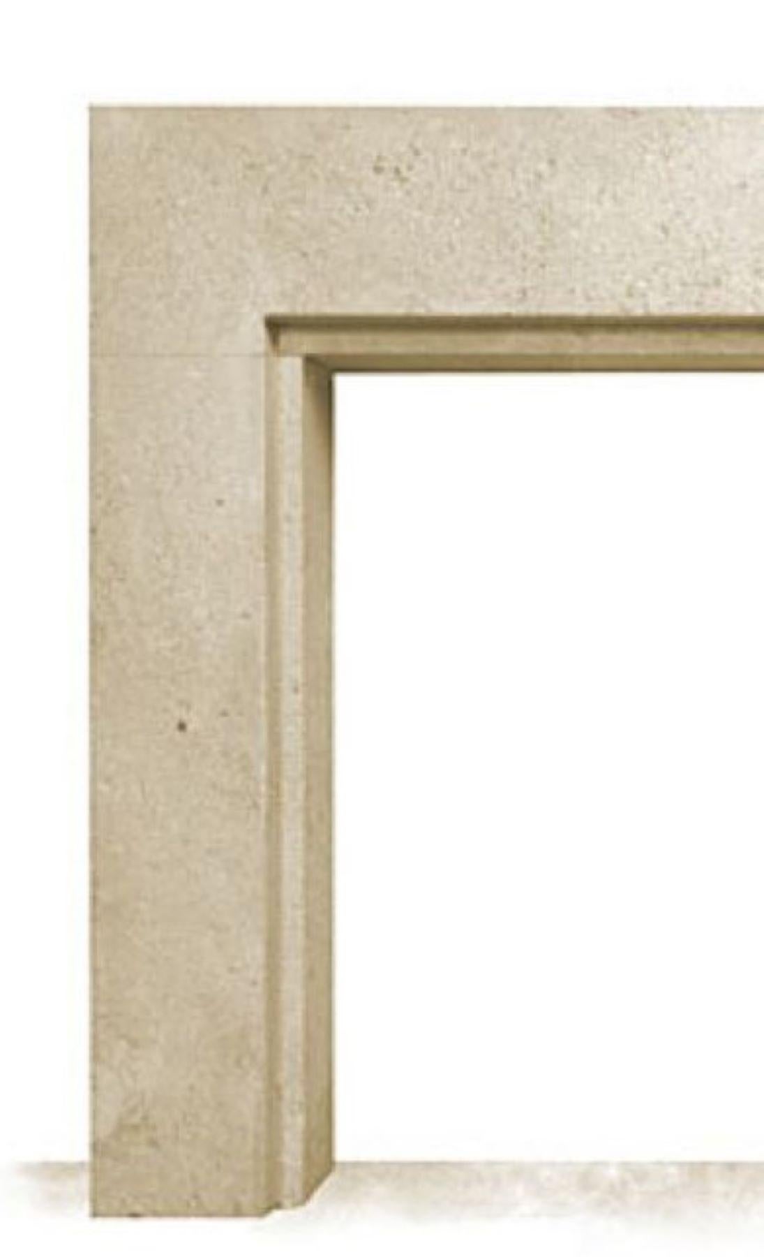 Der Minimalist ist eine schlichte, einfache, aber elegante, moderne Kaminumrandung mit einer Stufe um die Öffnung herum für zusätzliches visuelles Interesse und Tiefe.  Er passt perfekt zu einer zeitgenössischen, minimalistischen Einrichtung, aber