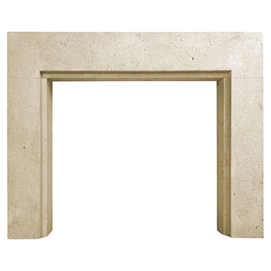 Le minimaliste : une cheminée moderne en pierre avec un cadre à gradins en vente