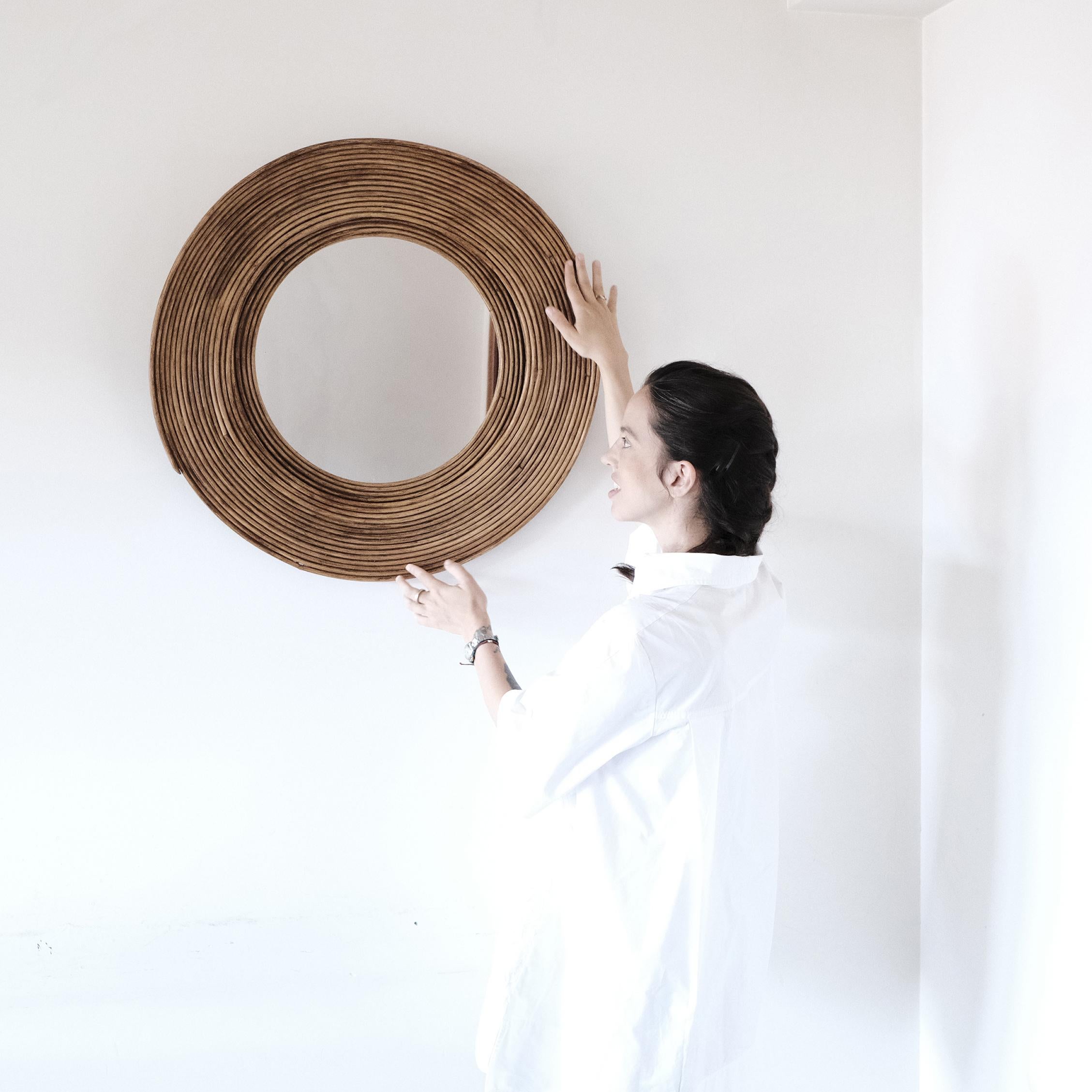 Mirror and Its Waves - Wanddekoration, braune Farbe, skulpturaler Spiegel  (Rattan) im Angebot