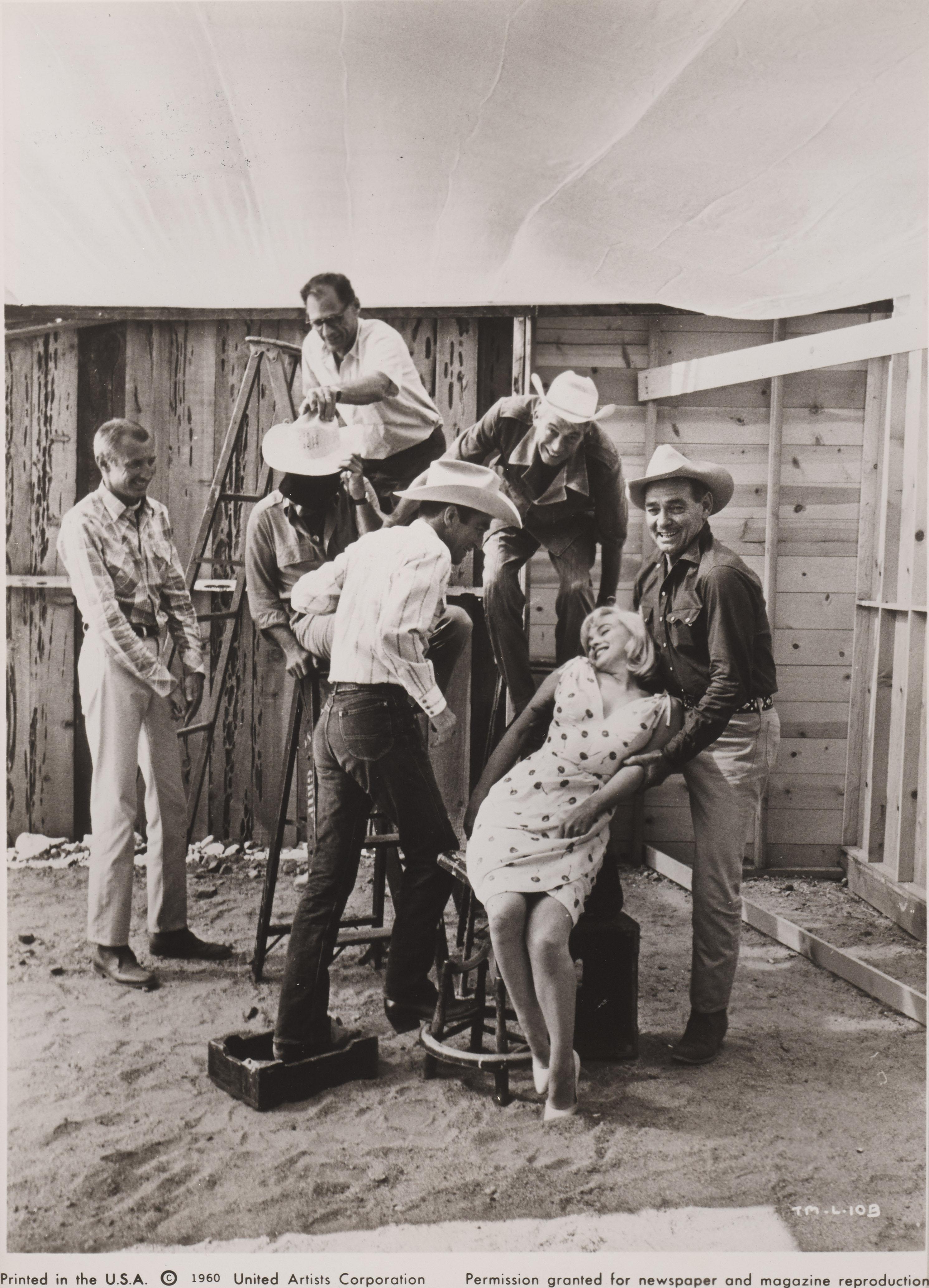 Originales fotografisches Standbild für den Film The Misfits.
Der Film wurde von Arthur Miller geschrieben, von John Huston inszeniert und mit Clark Gable, Marilyn Monroe und Montgomery Clift besetzt. Roslyn Taber (Marilyn Monroe) fährt nach Reno,