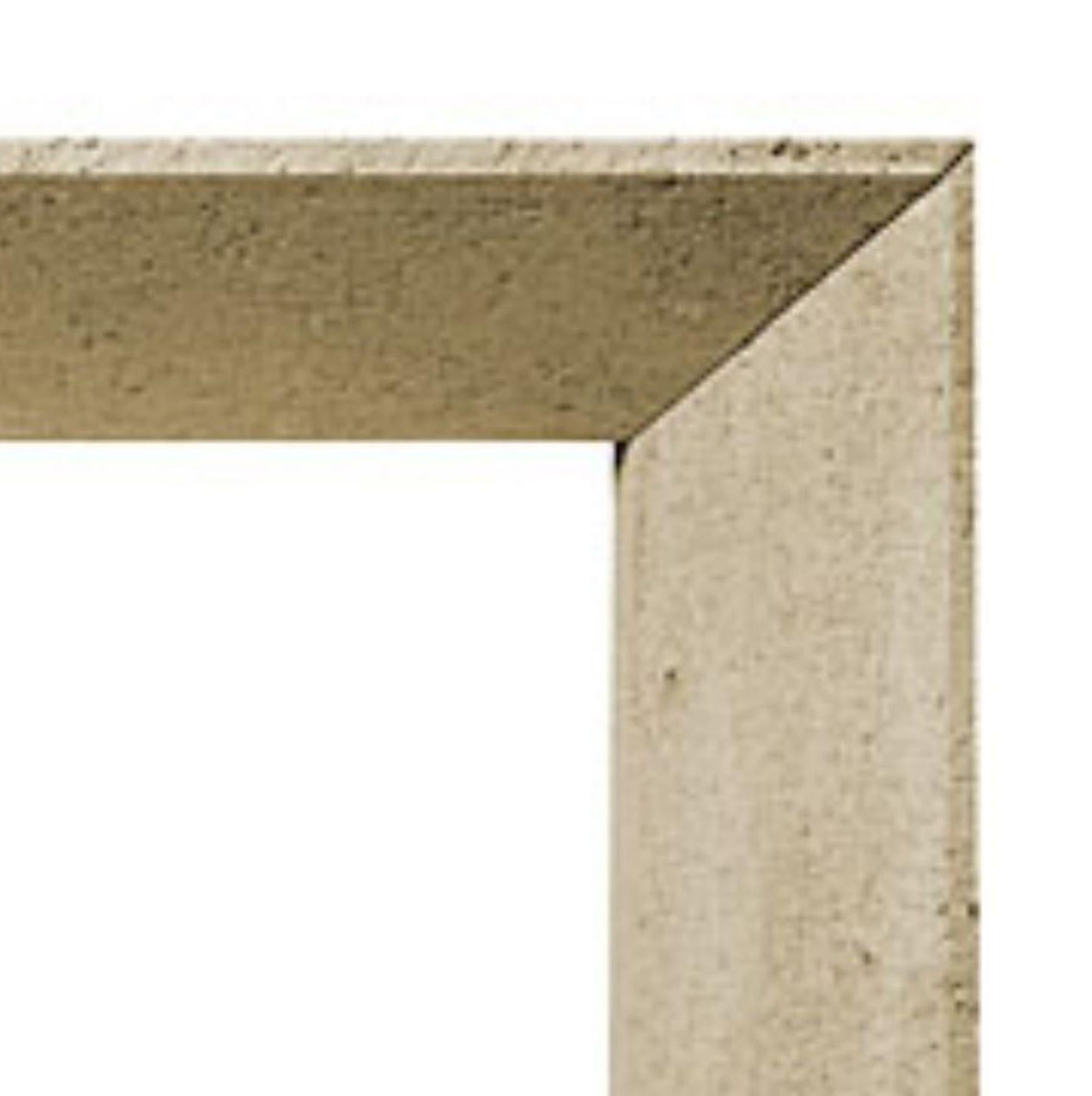 La cheminée en pierre Modern présente des lignes épurées pour un design élégant, propre et contemporain. Les pieds et le linteau s'inclinent vers l'ouverture et se terminent par une fine section plate qui pénètre dans la chambre de combustion. Une
