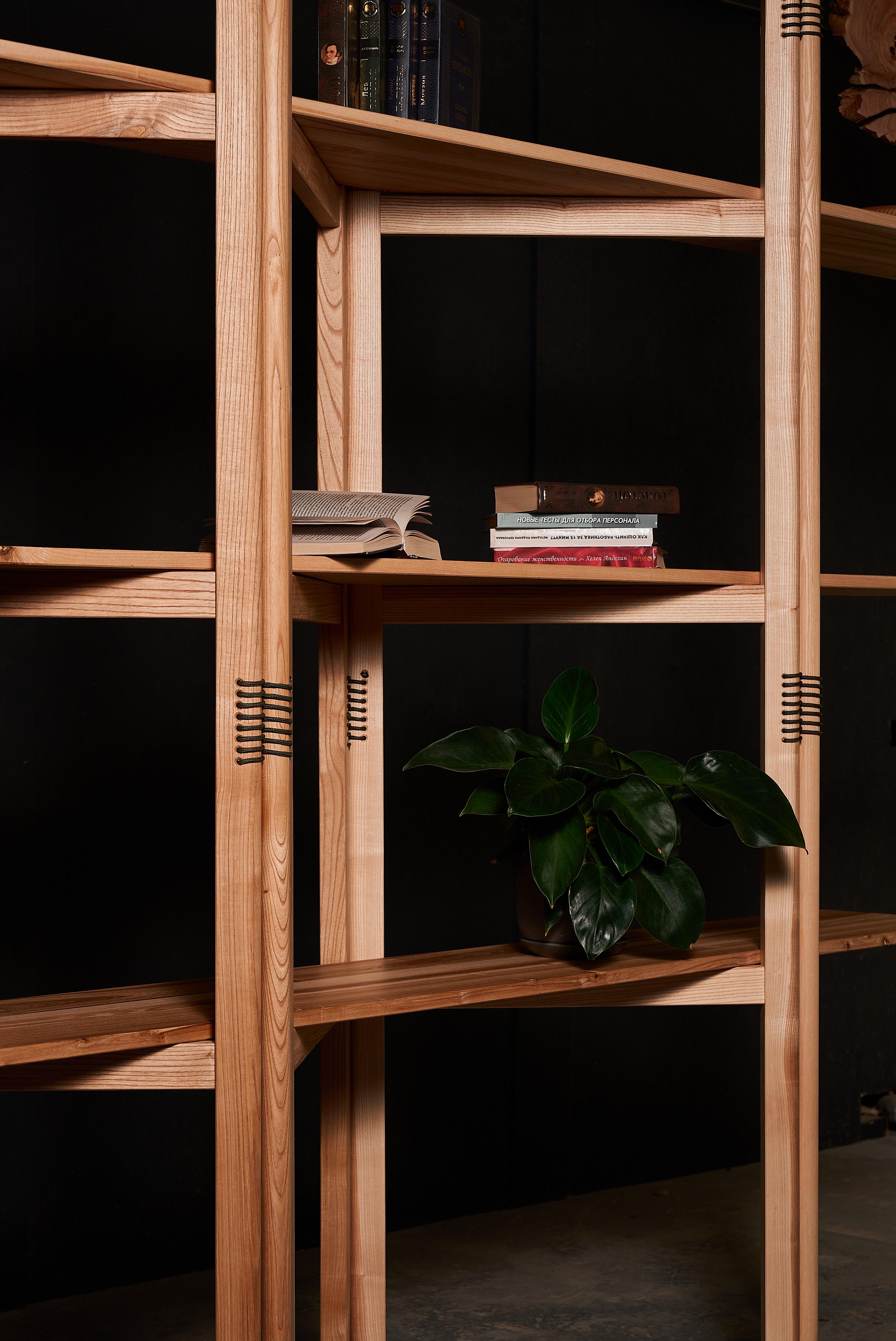 La moderna estantería de madera en acordeón de VulpeConcept Escandinavo moderno en venta