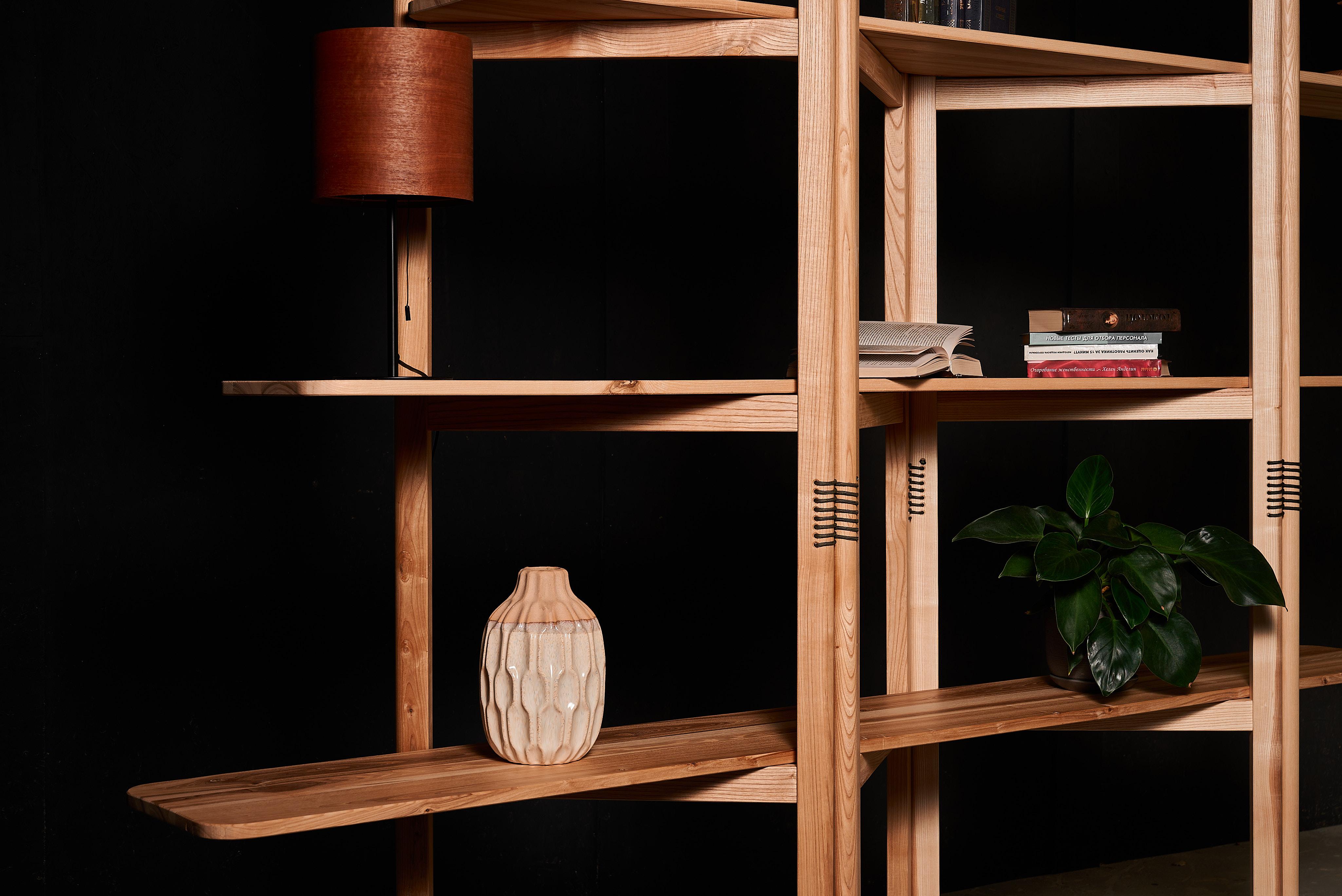 La moderna estantería de madera en acordeón de VulpeConcept Moldavo en venta