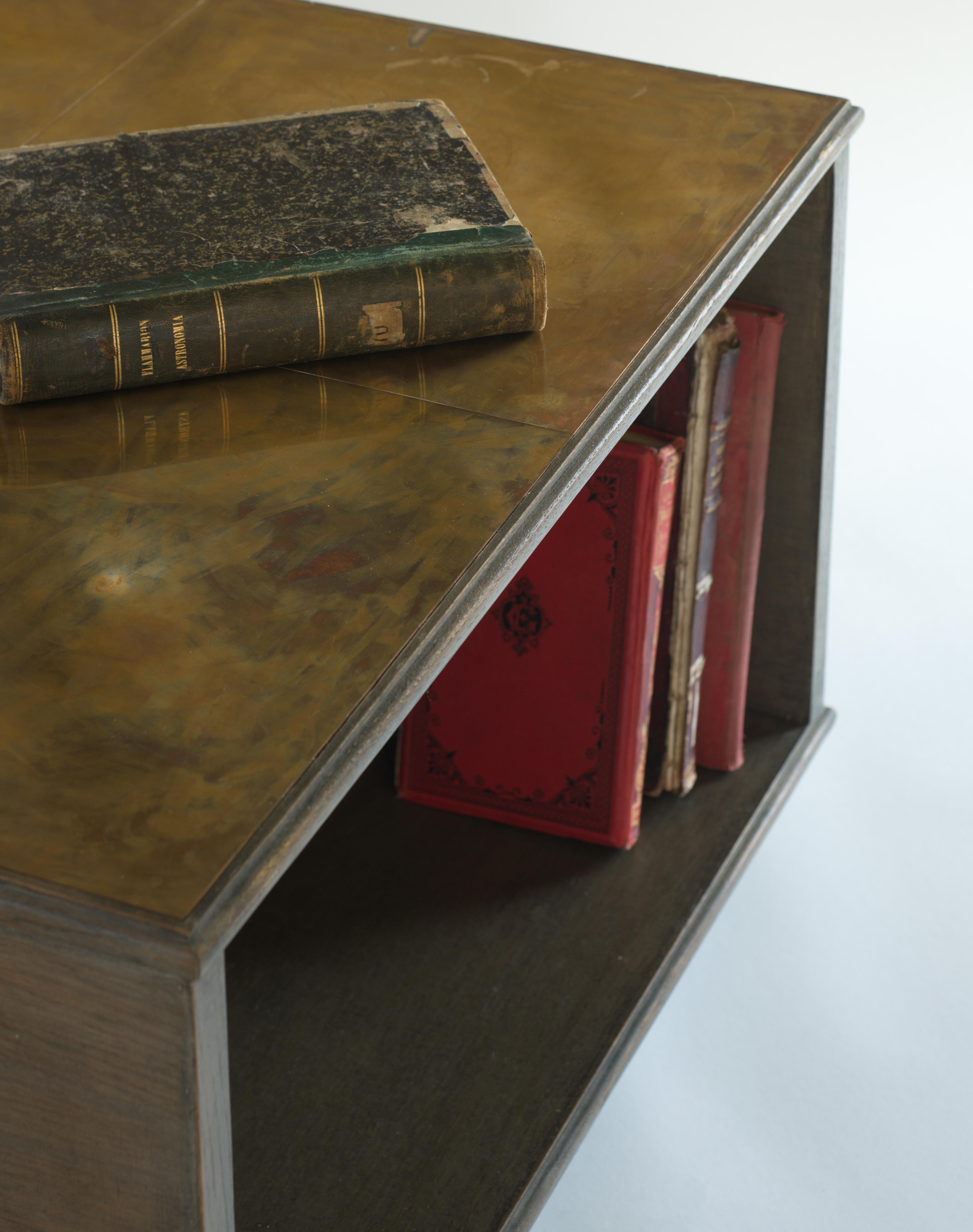 italien table de lampe / bibliothèque moderniste du 21e siècle en chênebonisé et bronze patiné en vente