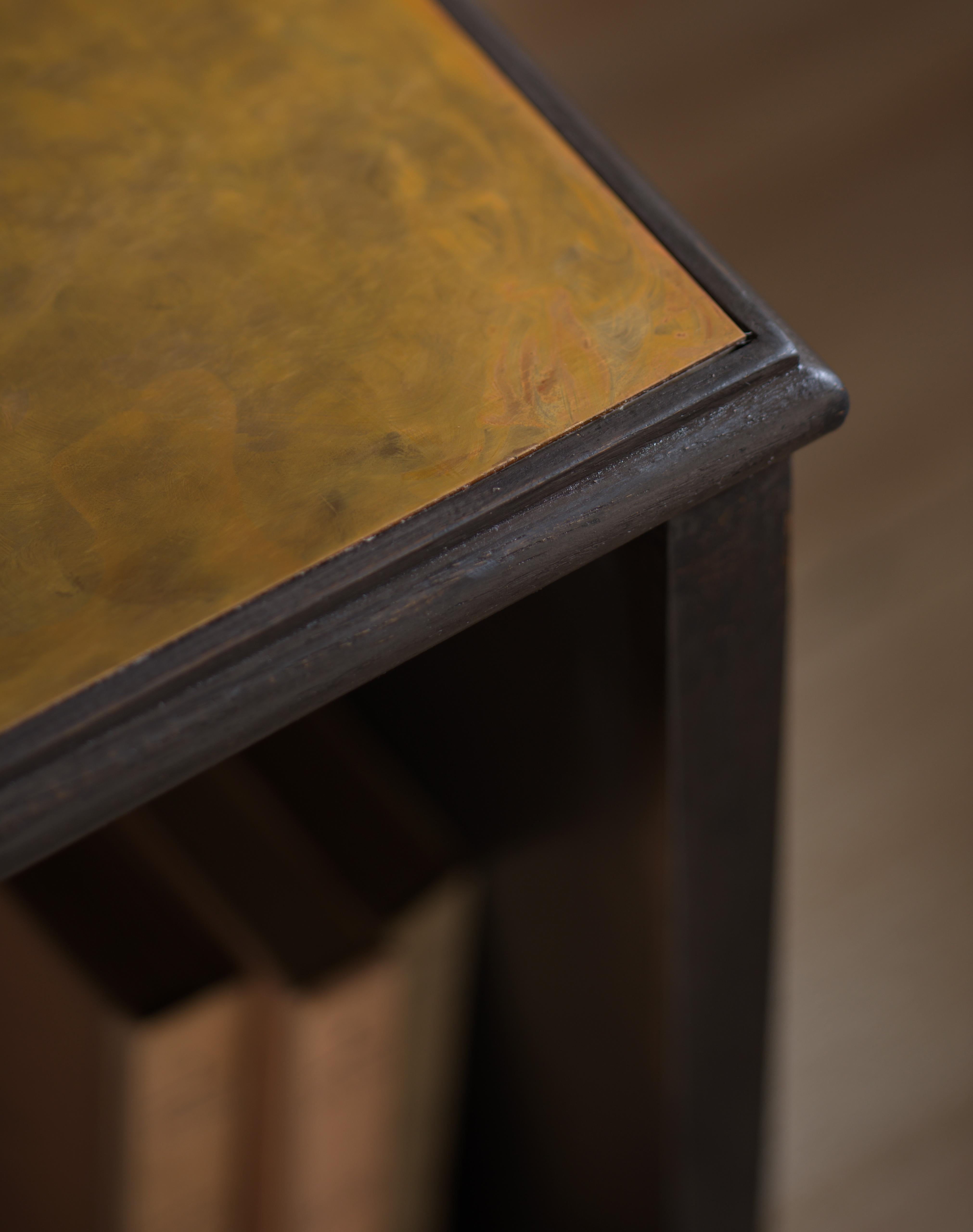 Ébénisé table de lampe / bibliothèque moderniste du 21e siècle en chênebonisé et bronze patiné en vente