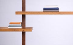 L'étagère architecturale Mono-Leg en bois dur brésilien