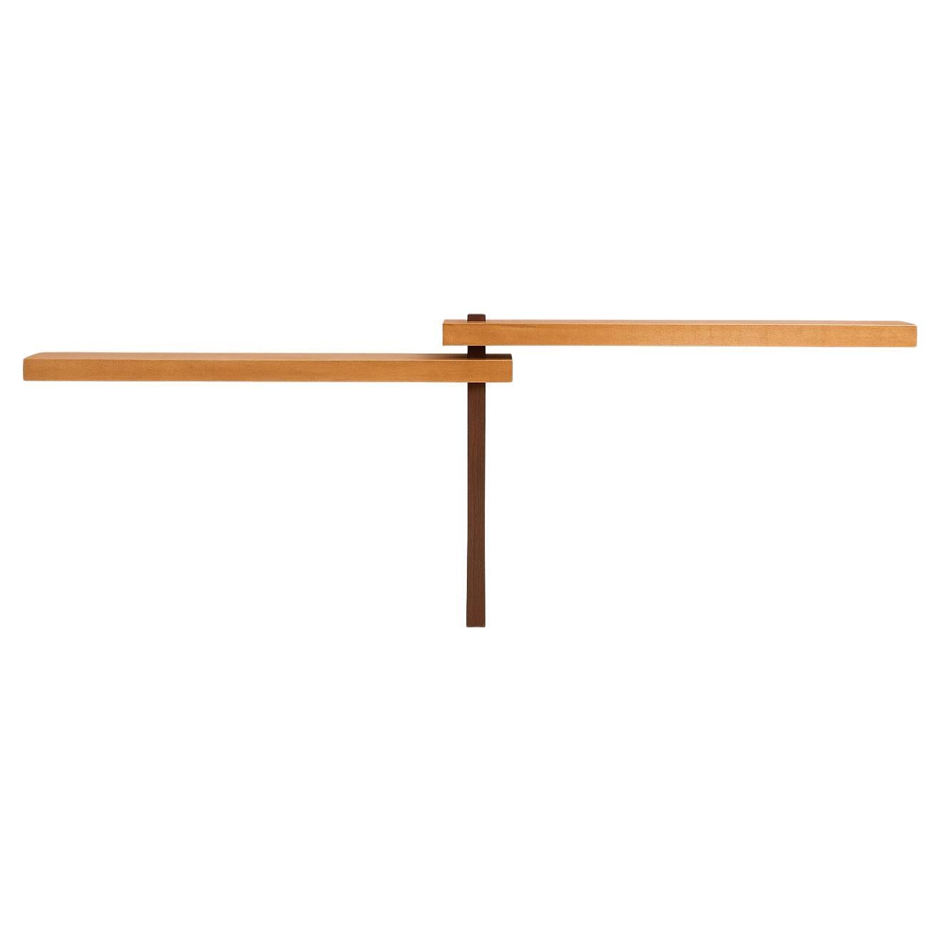 **Translation:**

La **console murale mono-pied** est une pièce qui incarne l'équilibre entre structure, légèreté et audace formelle. De conception minimaliste, il introduit une nouvelle logique de construction en reposant sur un seul axe central -