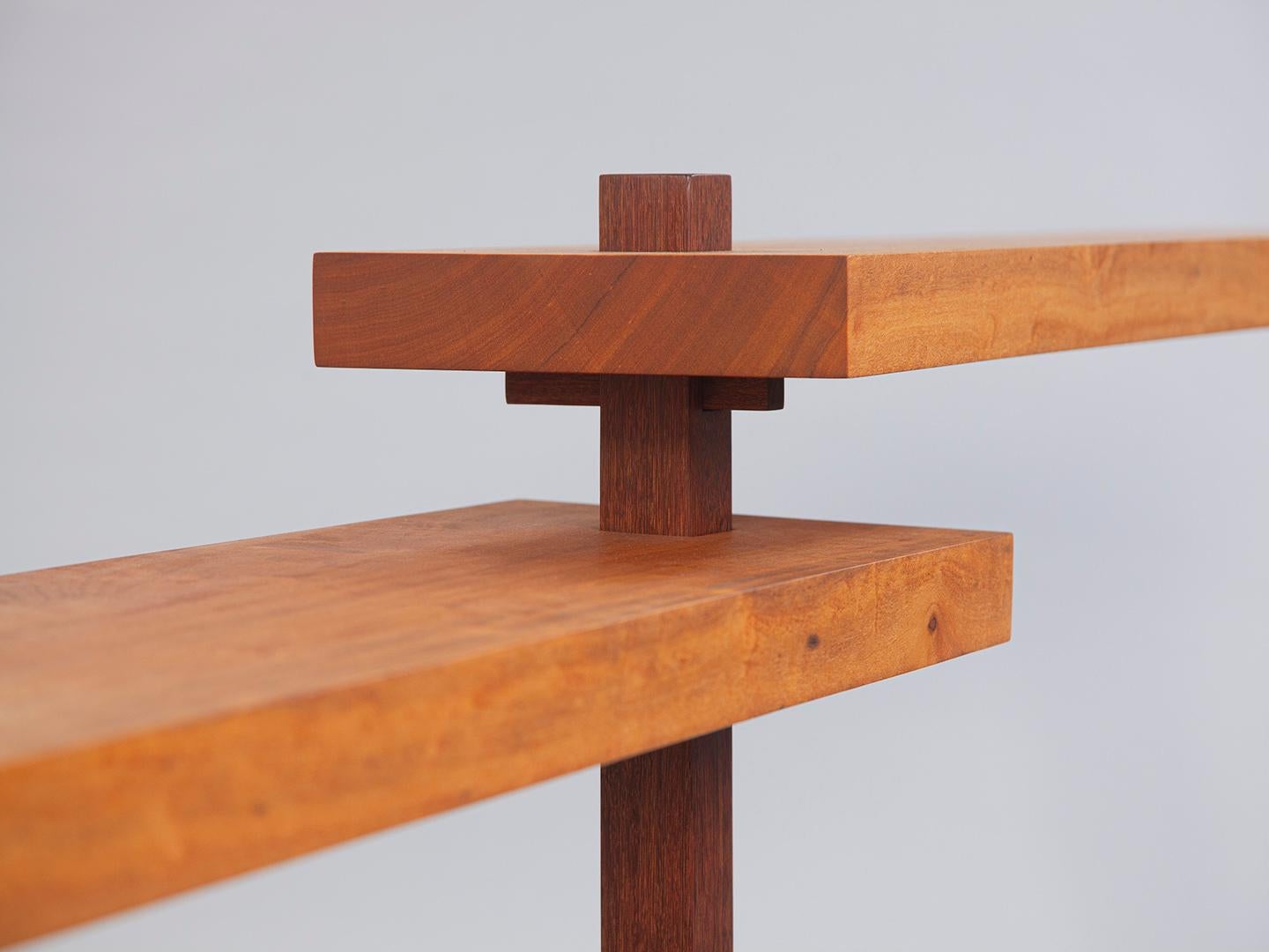 Menuiserie Console murale monopied en bois dur en vente