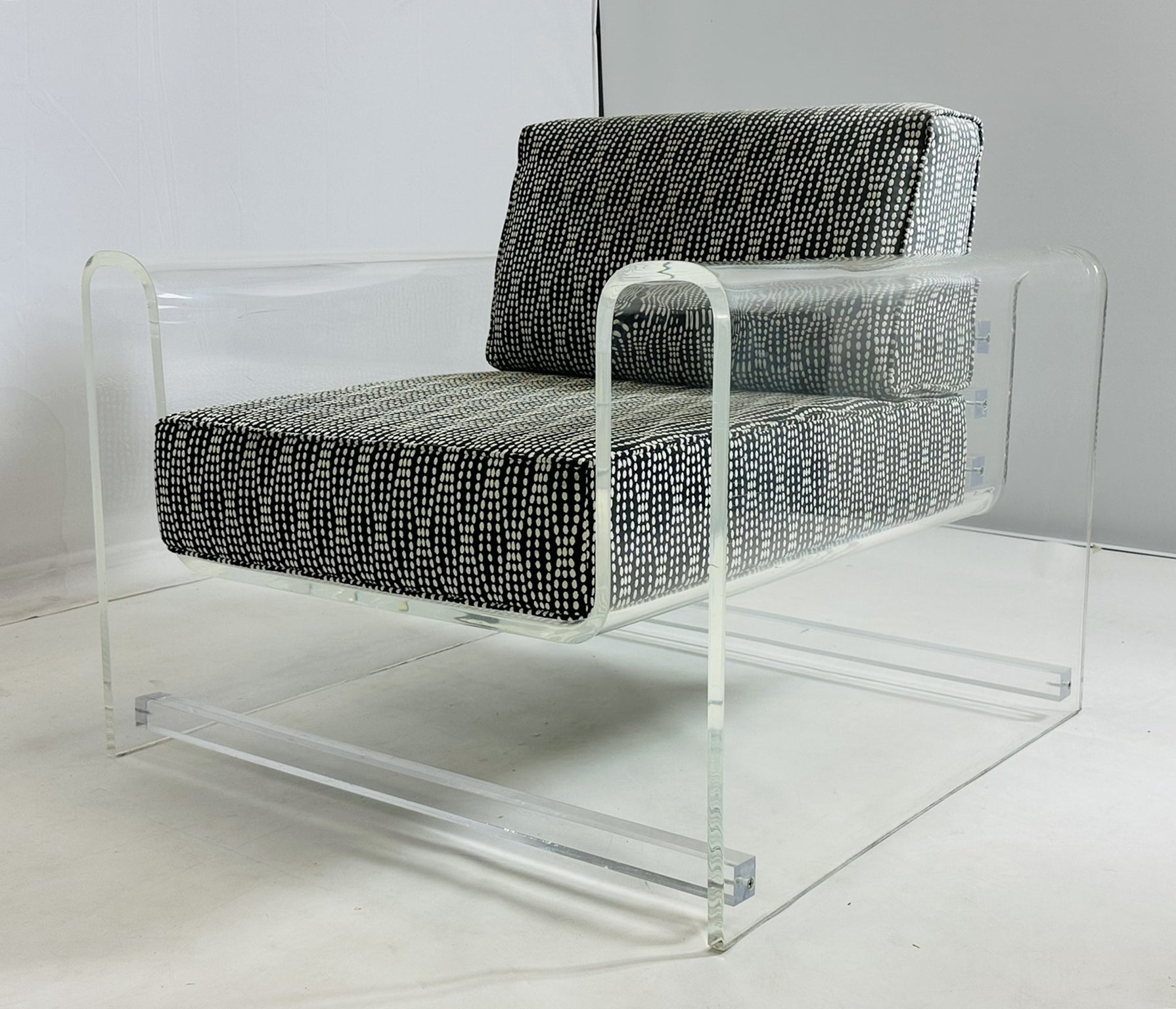 Impresionante tumbona de Lucite diseñada y fabricada en Estados Unidos en 1999 por Aaron R. Thomas para Design Lush con motivo de la feria del mueble ICFF.

La silla está hecha de Lucite macizo y tapizada en una tela blanca y negra.

La silla está