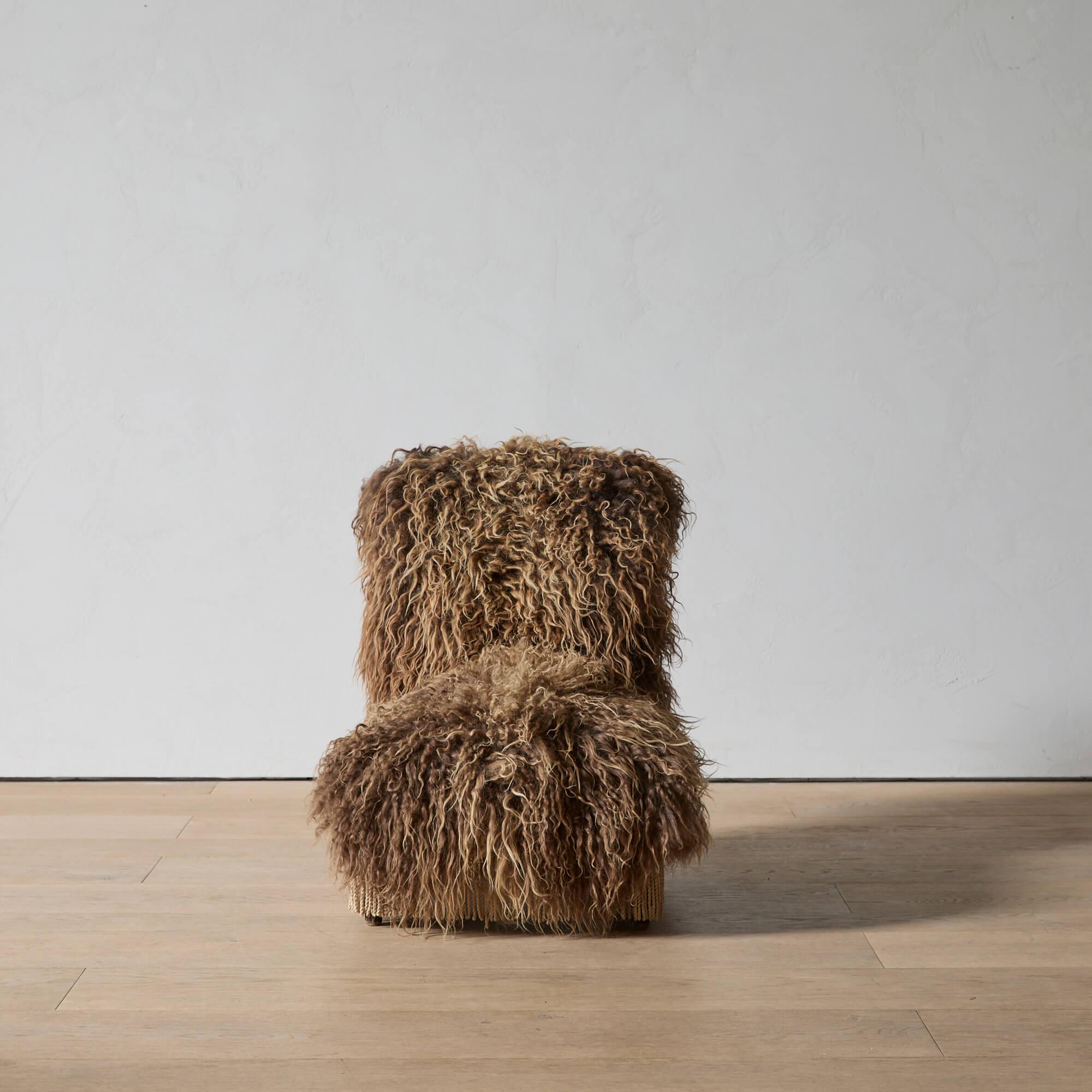 Ein viktorianischer Pantoffelstuhl, neu gepolstert für einen Alptraum des 21. Jahrhunderts.

Das Gestell wurde mit einem gestreiften braunen Baumwollgewebe und anschließend mit isländischen Schaffellen neu gepolstert. Die Fransen sind Originalteile