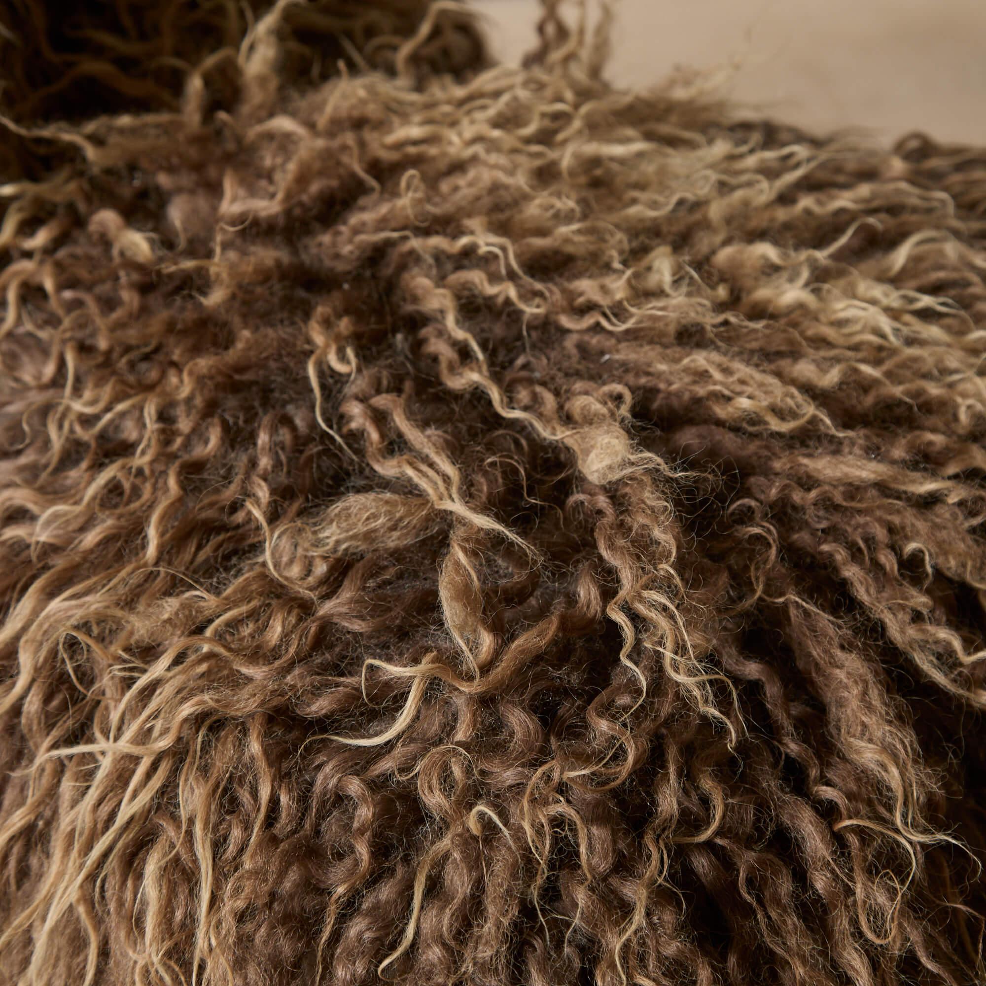 Der Monster-Stuhl (Schaffell und Schafleder) im Angebot