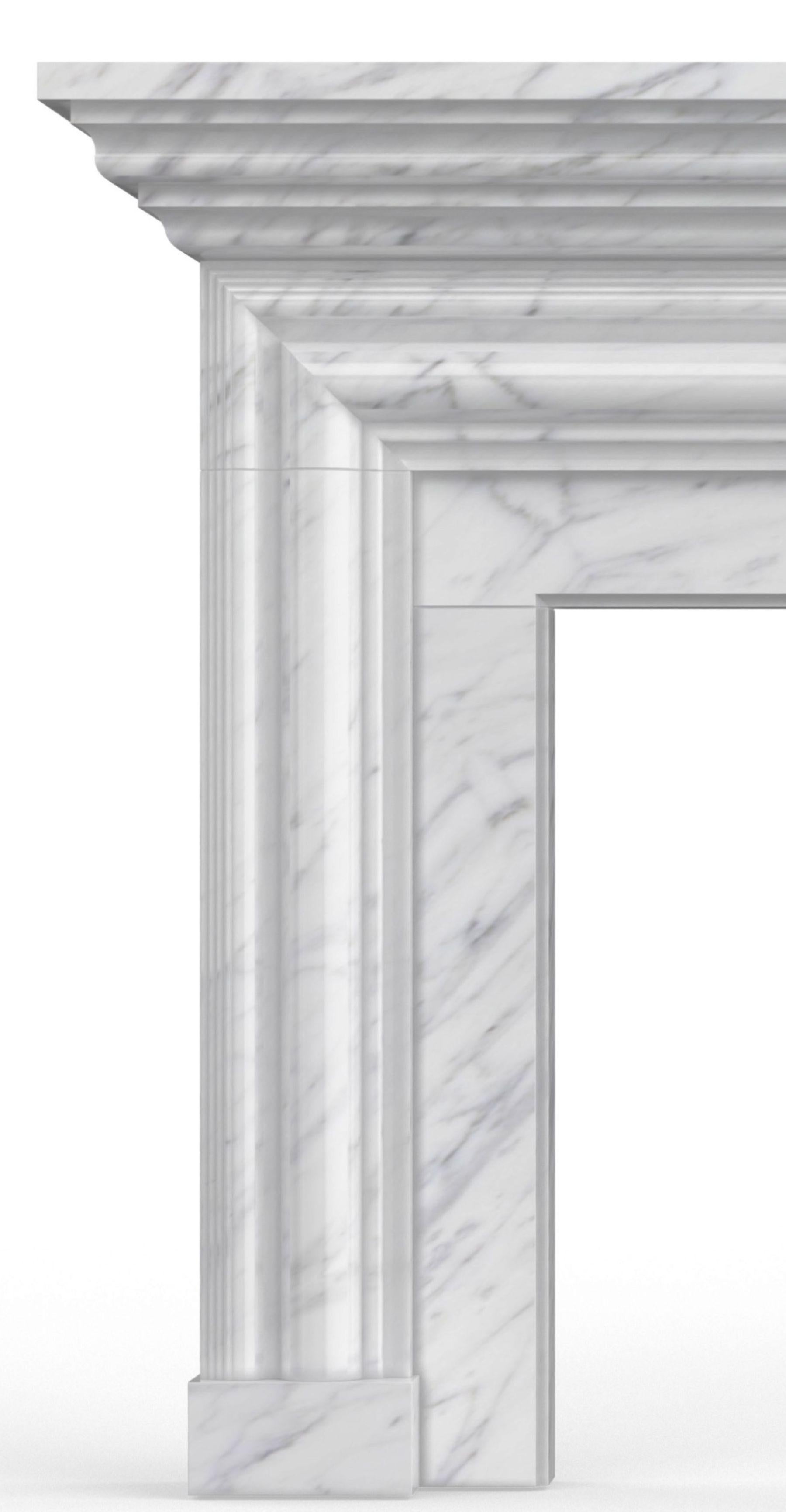 Cette cheminée en pierre sculptée de conception classique est magnifique en pierre calcaire ou en marbre.  Il fait partie de la Collection S/One de cheminées Elizabeth Scott, conçue par Elizabeth Scott Design Group.  Avec la pièce d'étagère
