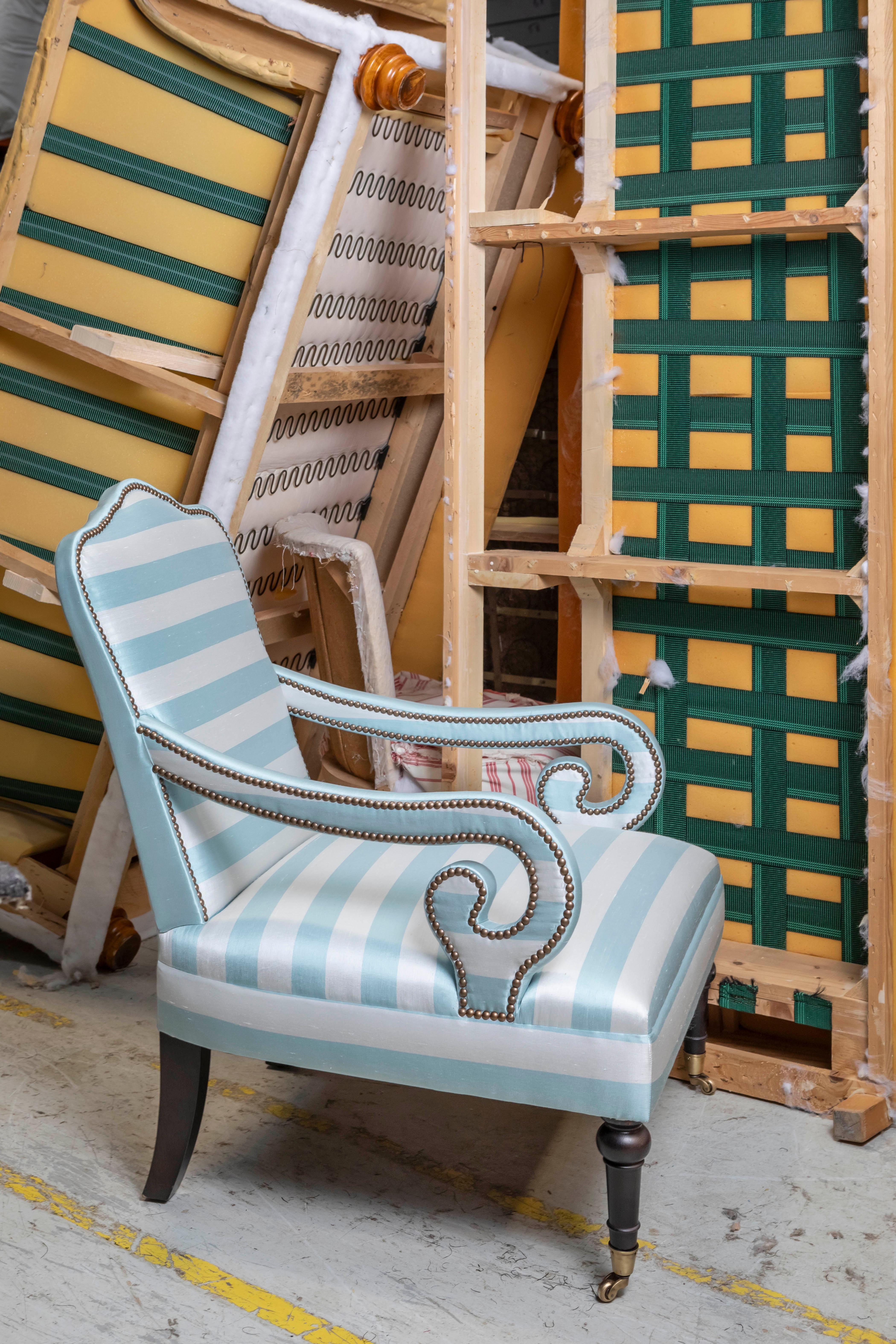 S'inspirant d'une multitude de références classiques, le fauteuil Montague est d'un confort infini et a été utilisé à maintes reprises dans les projets de Design/One. Il est tapissé de soie bleue et crème rayée à quatre plis de Bruno Triplet, avec