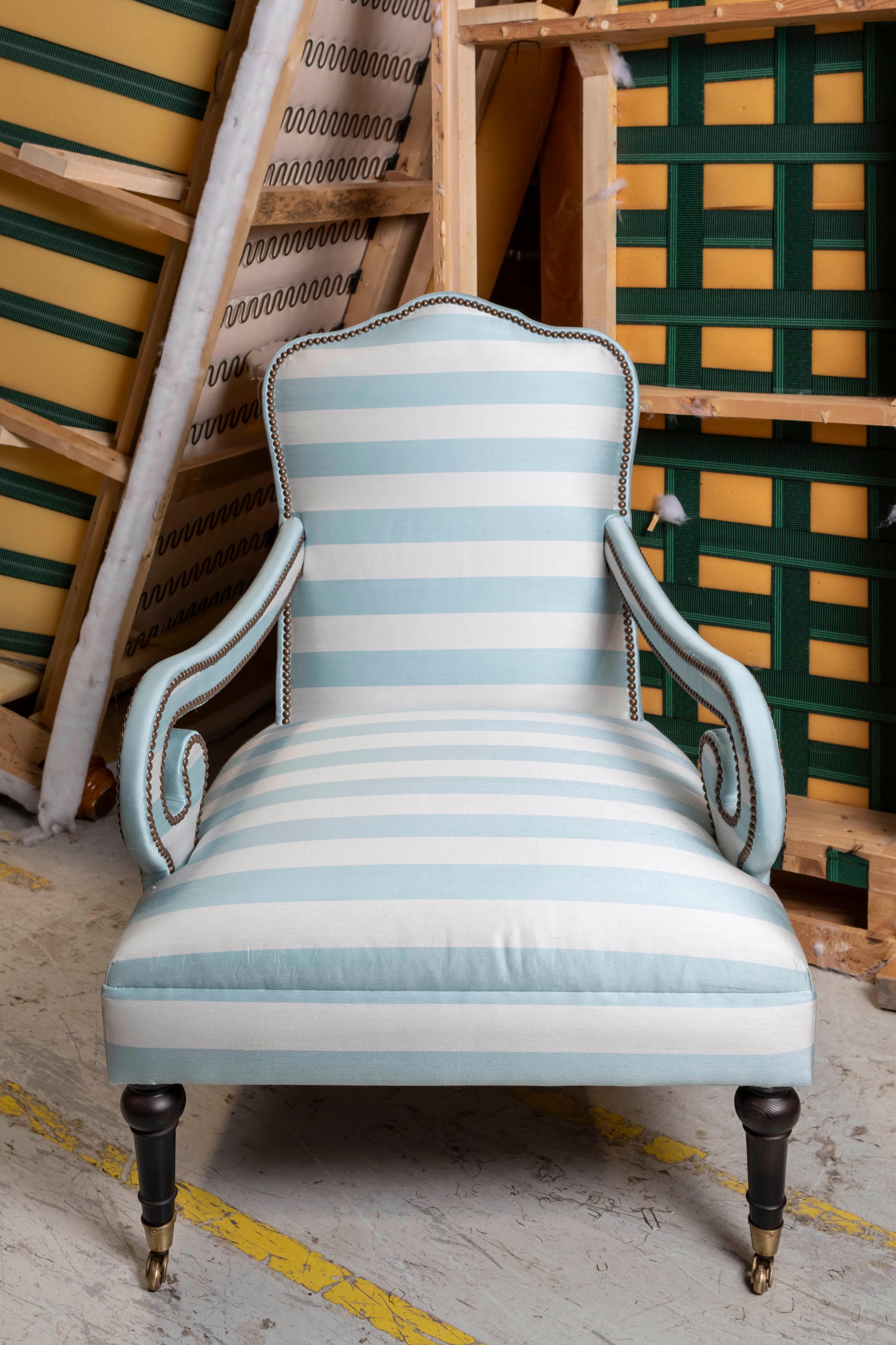 Portugais Le fauteuil Montague, noué à la main et tapissé de soie à rayures en vente