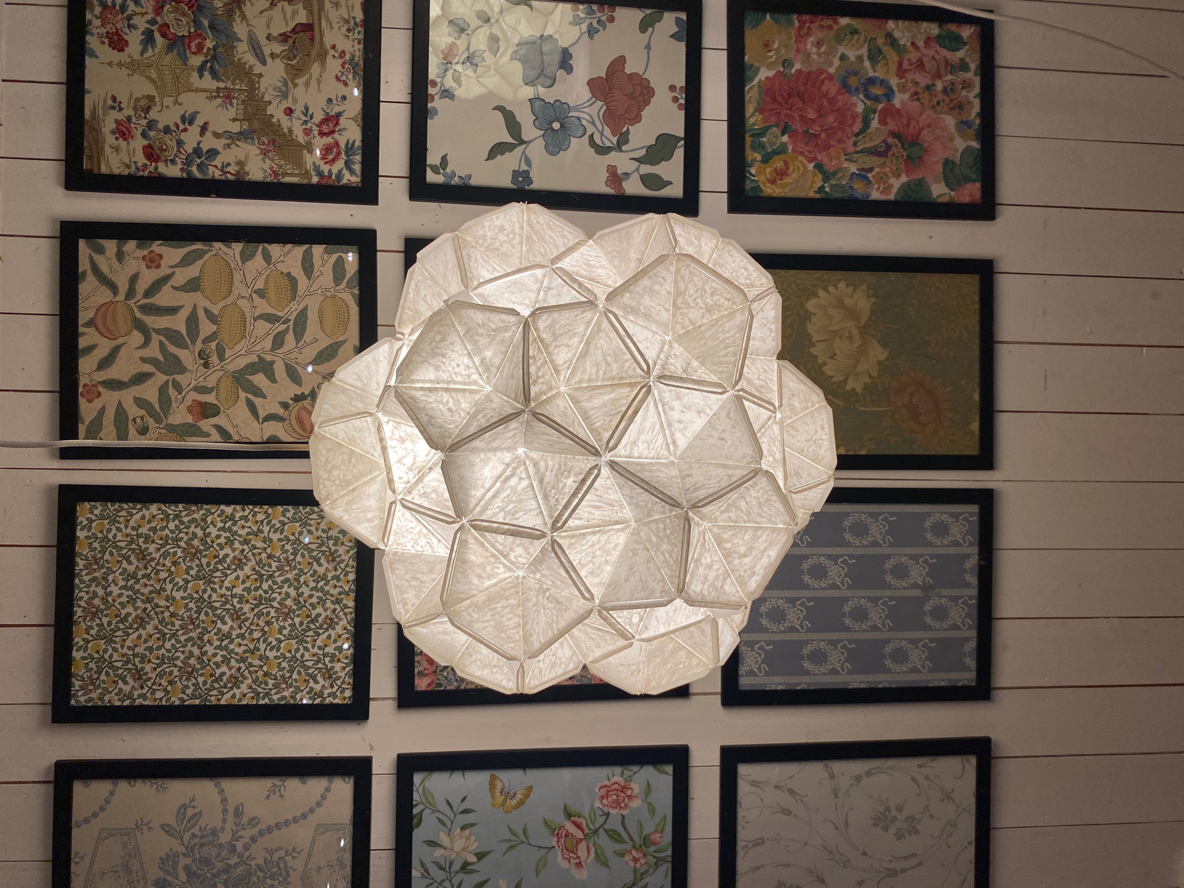 Fatto a mano Moona, scultura luminosa in carta artigianale di Jakob Uhlin per By Republiken in vendita