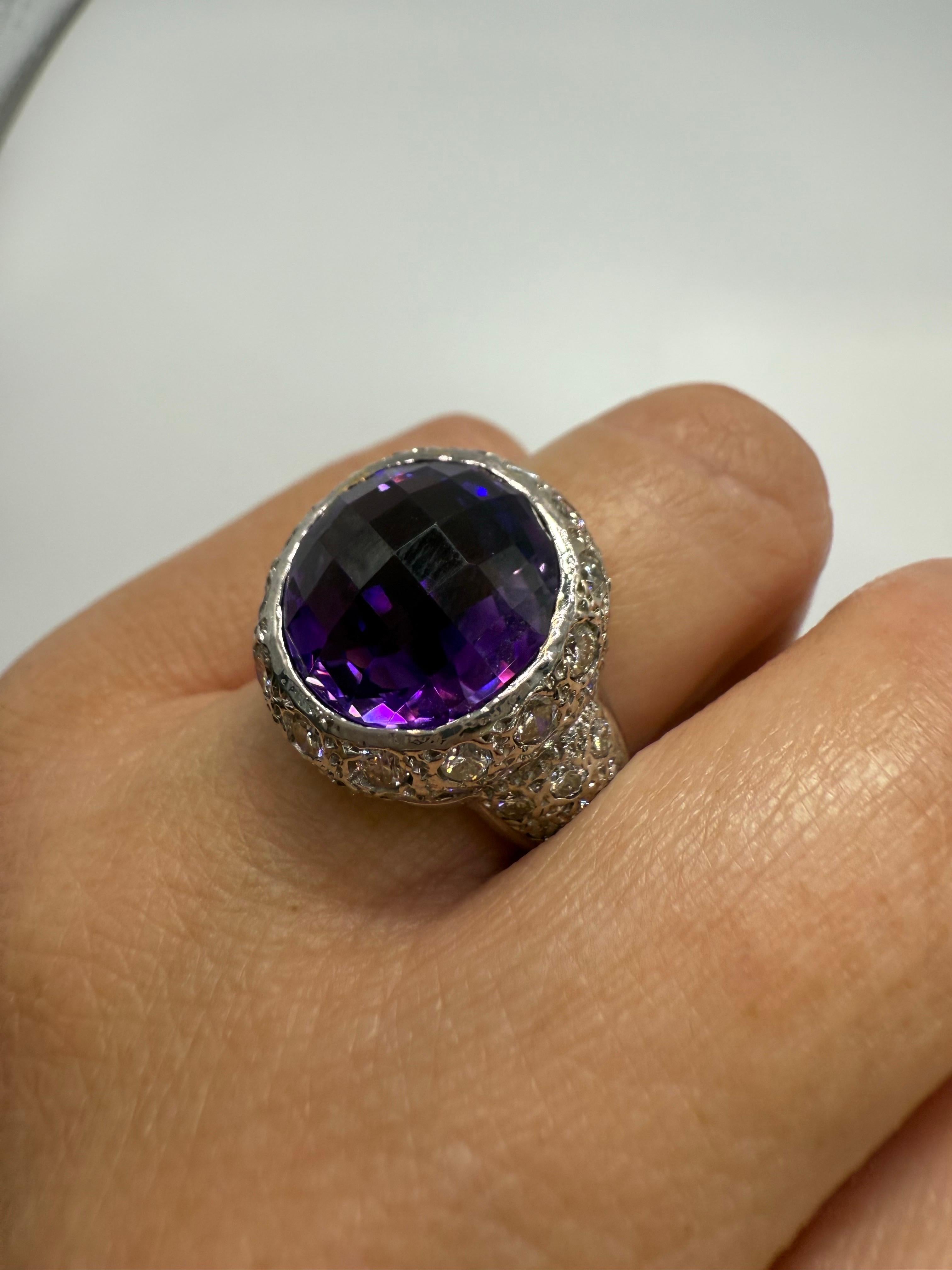 L'ametista è una delle più belle che abbiamo mai visto! Colore viola brillante e vibrante con striature arcobaleno! Splendida pietra con diamanti in un anello da cocktail in 18KT. I diamanti sono di colore VS-SI, G.

**Tutti gli oggetti lasciano la