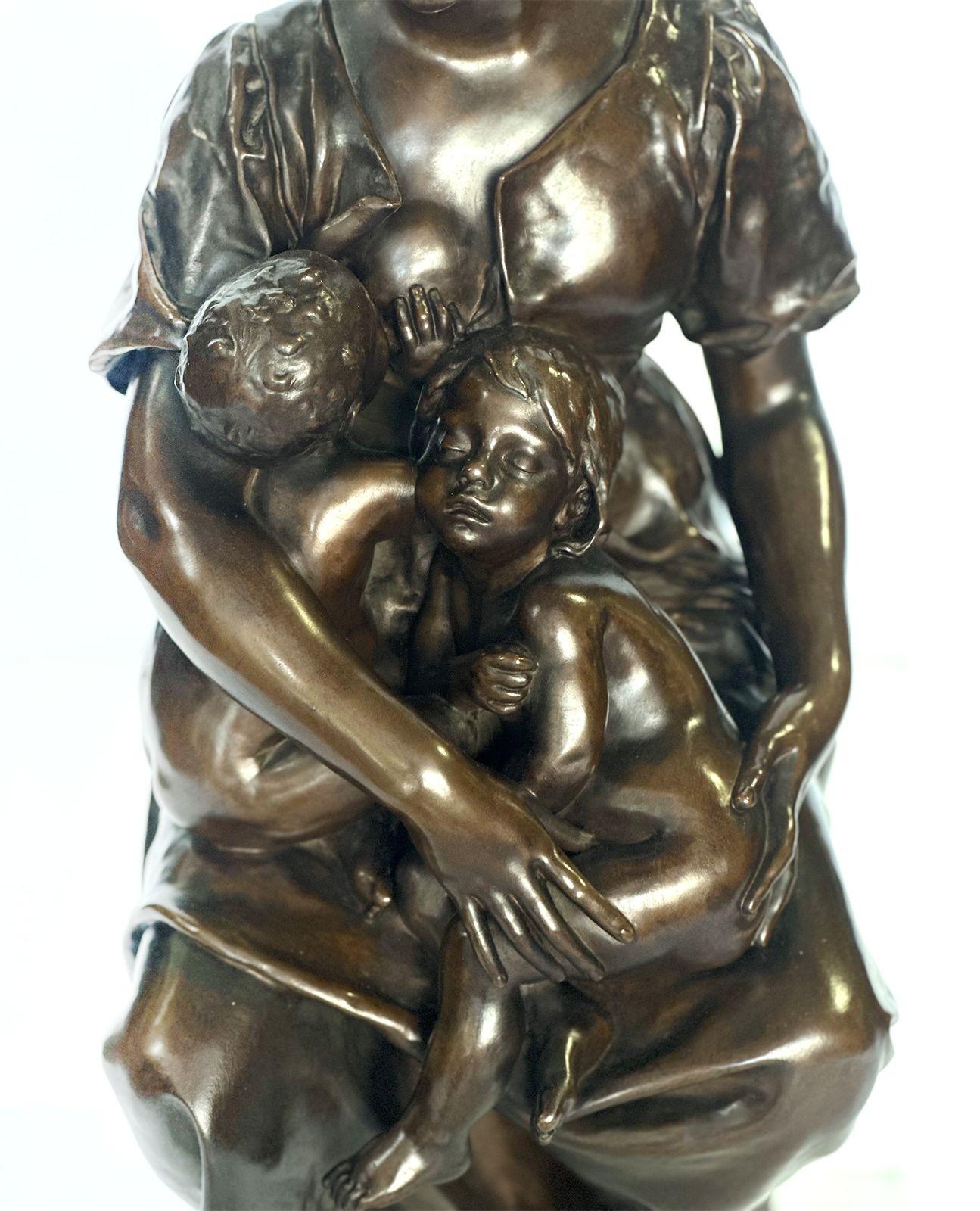 Bronzeskulptur „Die Mutter“ von P. Dubois (Spätes 19. Jahrhundert) im Angebot