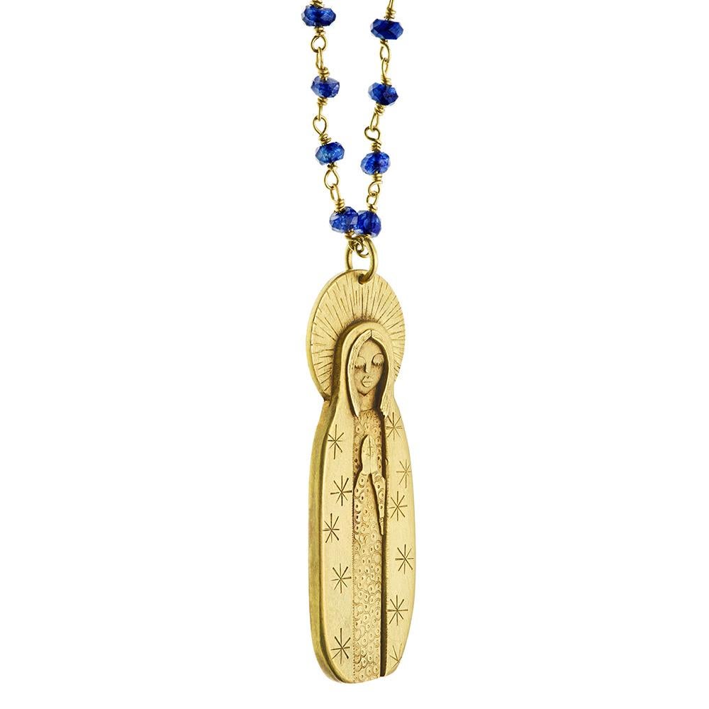 Le Mary Mala est fabriqué à la main avec de l'or 18ct Fairmined et des perles de saphir bleu.

Marie incarne universellement des vertus telles que l'amour, la compassion, la pureté et la fidélité.

De la tête aux pieds, chaque petit élément est