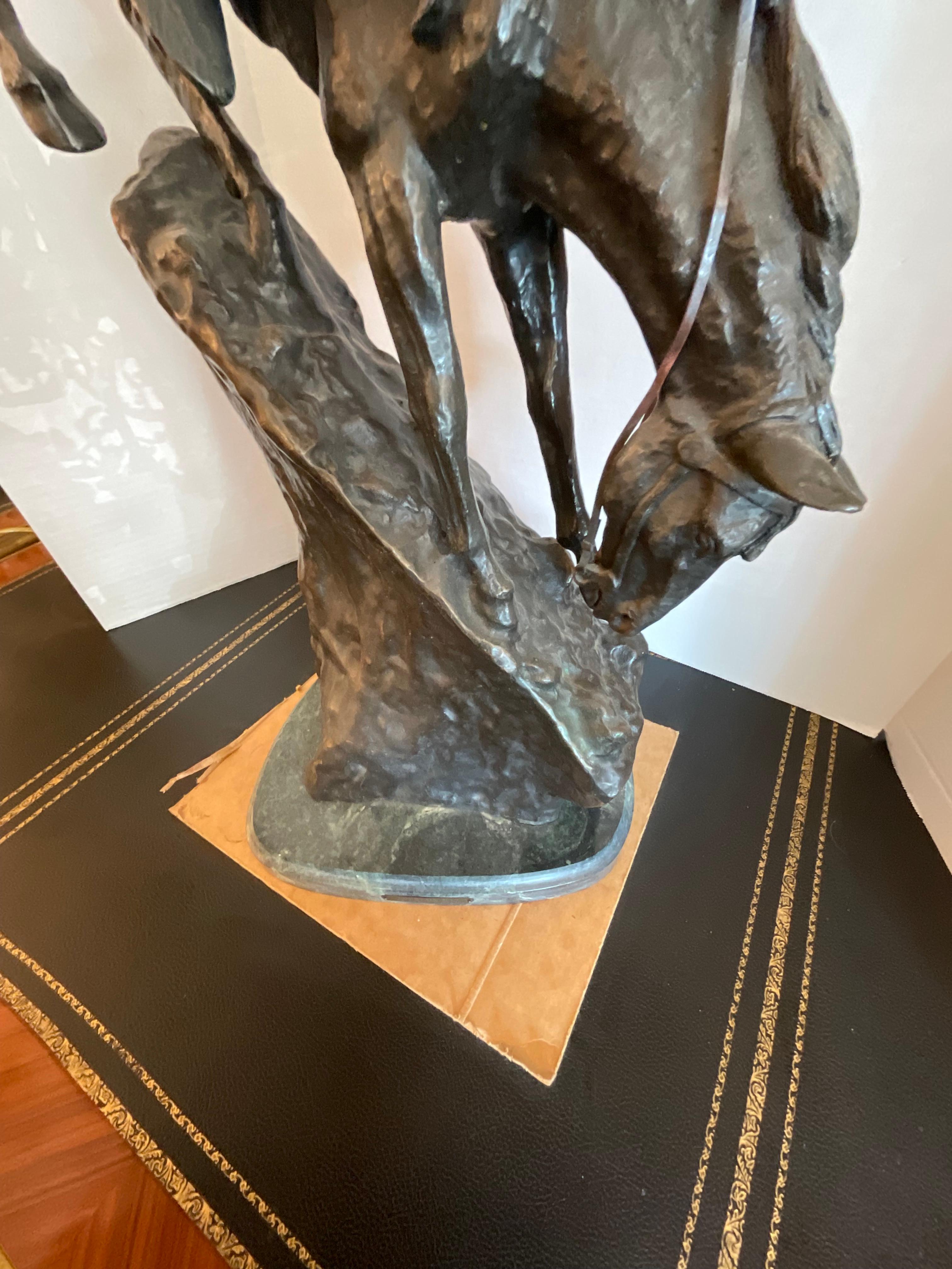 Intagliato a mano L'uomo di montagna, scultura in bronzo di Feder Remington in vendita