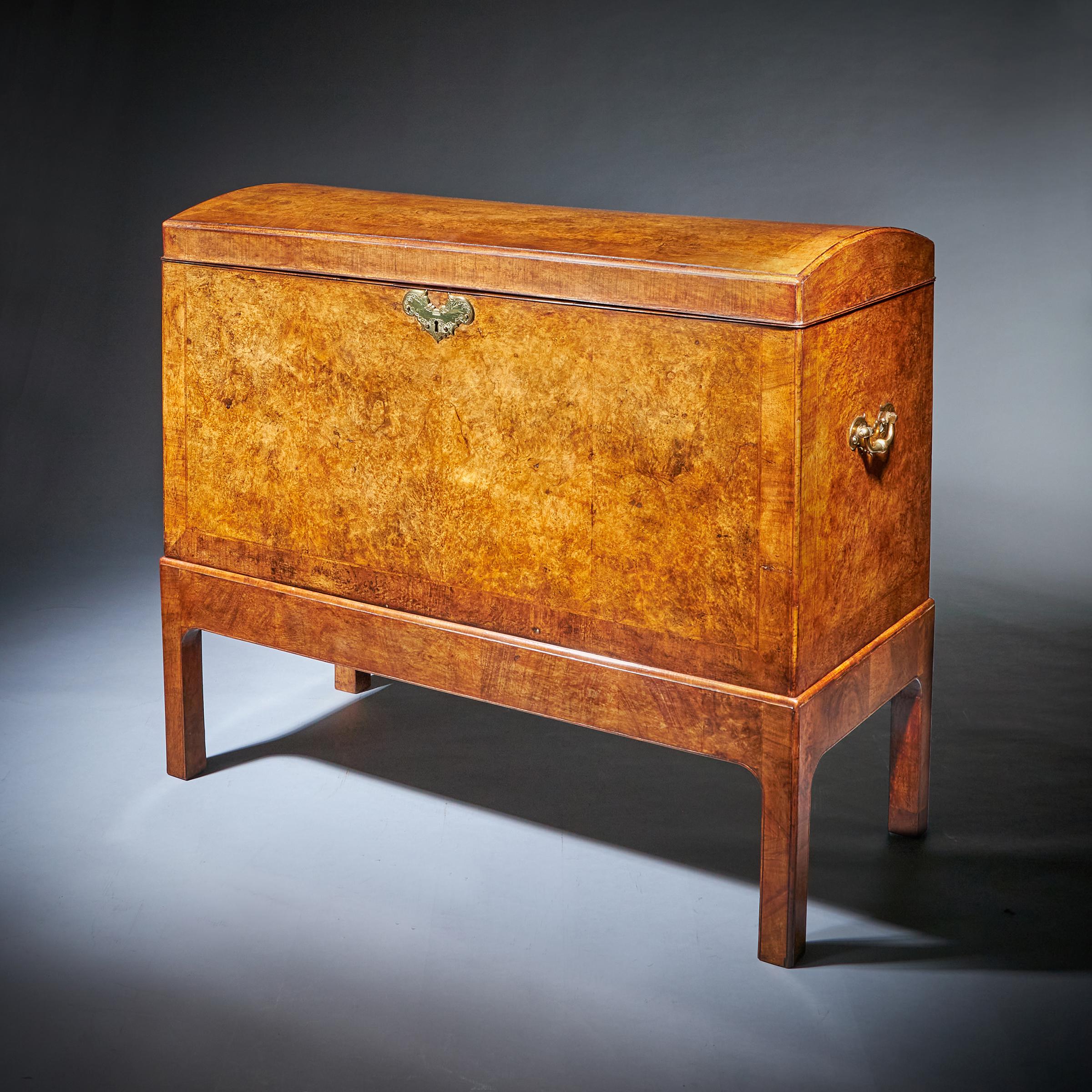 The Mountbatten Early 18th Century George I Burl Walnut Chamber Chest In Good Condition In Oxfordshire, United Kingdom