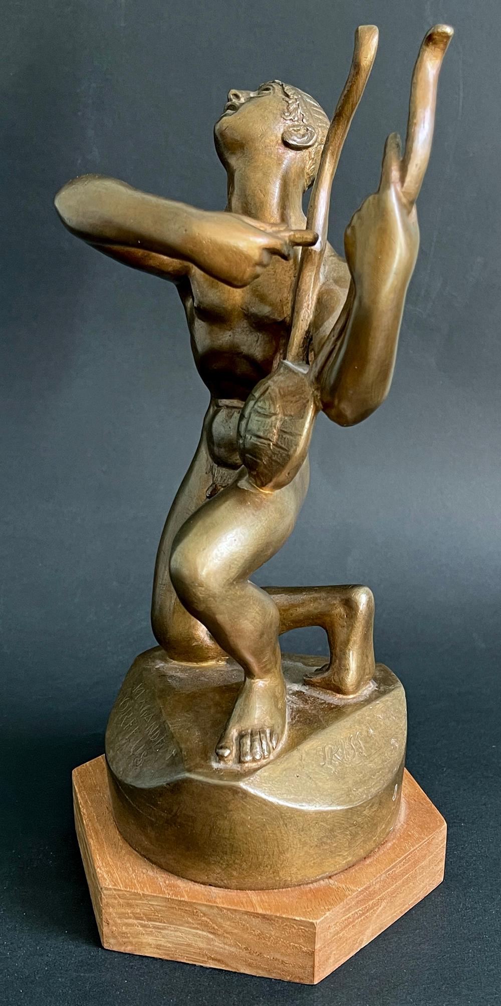 Splendidamente scolpito da Tore Strindberg, uno dei principali scultori svedesi dell'inizio del XX secolo, e delicatamente fuso e dorato dalla fonderia Otto Meyers di Stoccolma, questo pezzo cattura il momento straziante in cui Orfeo canta al cielo