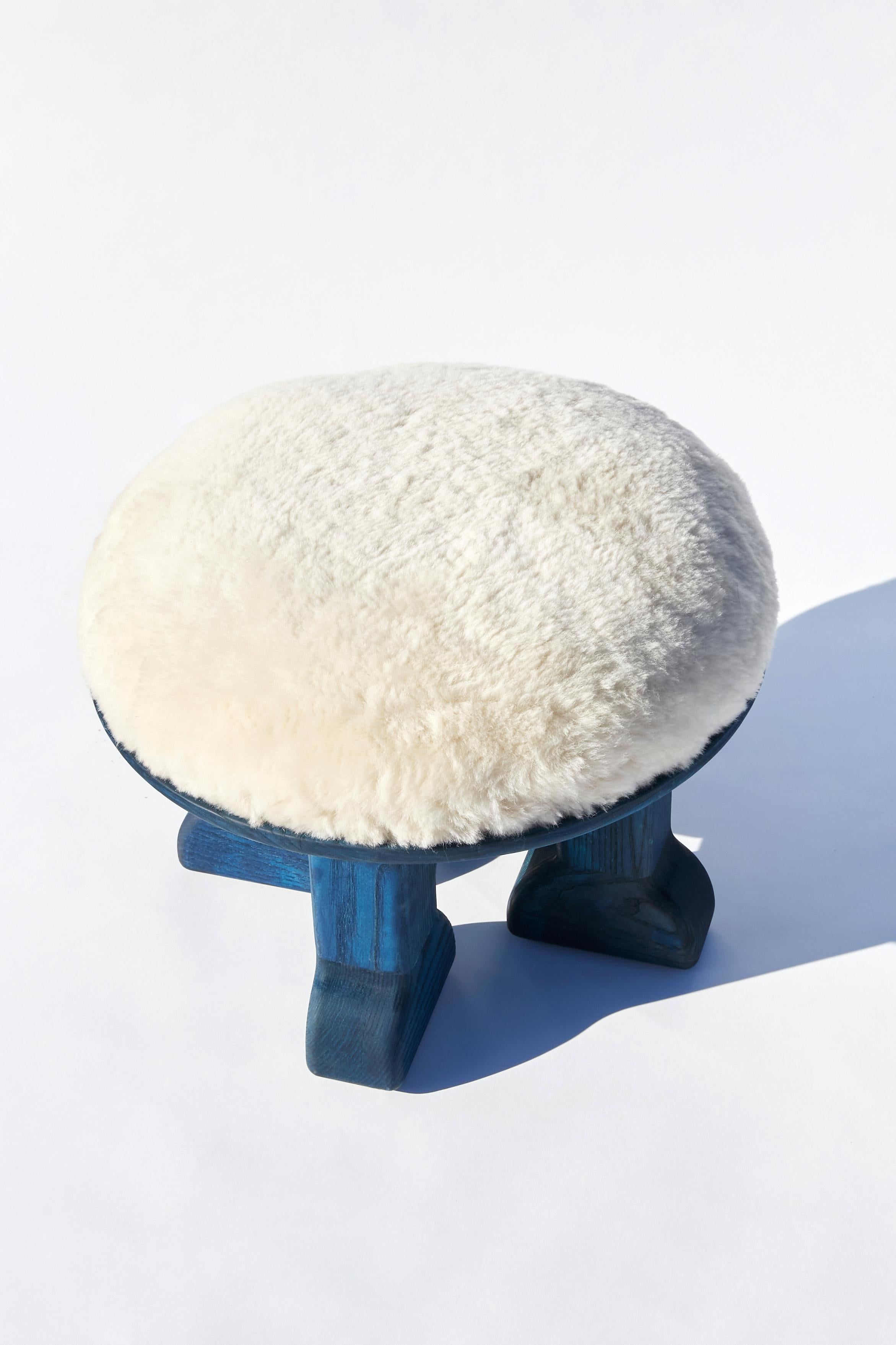 Muffin-Boy - Plüschhocker, Sohn des Muffin-Man. Handgefertigt aus Esche und gepolstert mit Shearling. Die Esche wird mit einer ungiftigen, seidenmatten Holzbeize auf Leinsamenbasis gebeizt. Das Kissen besteht aus Naturlatex, Baumwolle, Wolle und