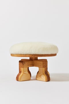 Handgefertigter Hocker aus Eschenholz mit weicher Lammfell-Sitzfläche (Esche natur), hergestellt in den USA