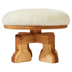 Handgefertigter Hocker aus Eschenholz mit weicher Lammfell-Sitzfläche (Esche natur), hergestellt in den USA