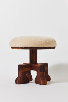 Tabouret « Muffin Man » (grand modèle) fabriqué à la main en noyer massif avec revêtement en peau de mouton moelleuse