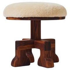 Tabouret « Muffin Man » (grand modèle) fabriqué à la main en noyer massif avec revêtement en peau de mouton moelleuse