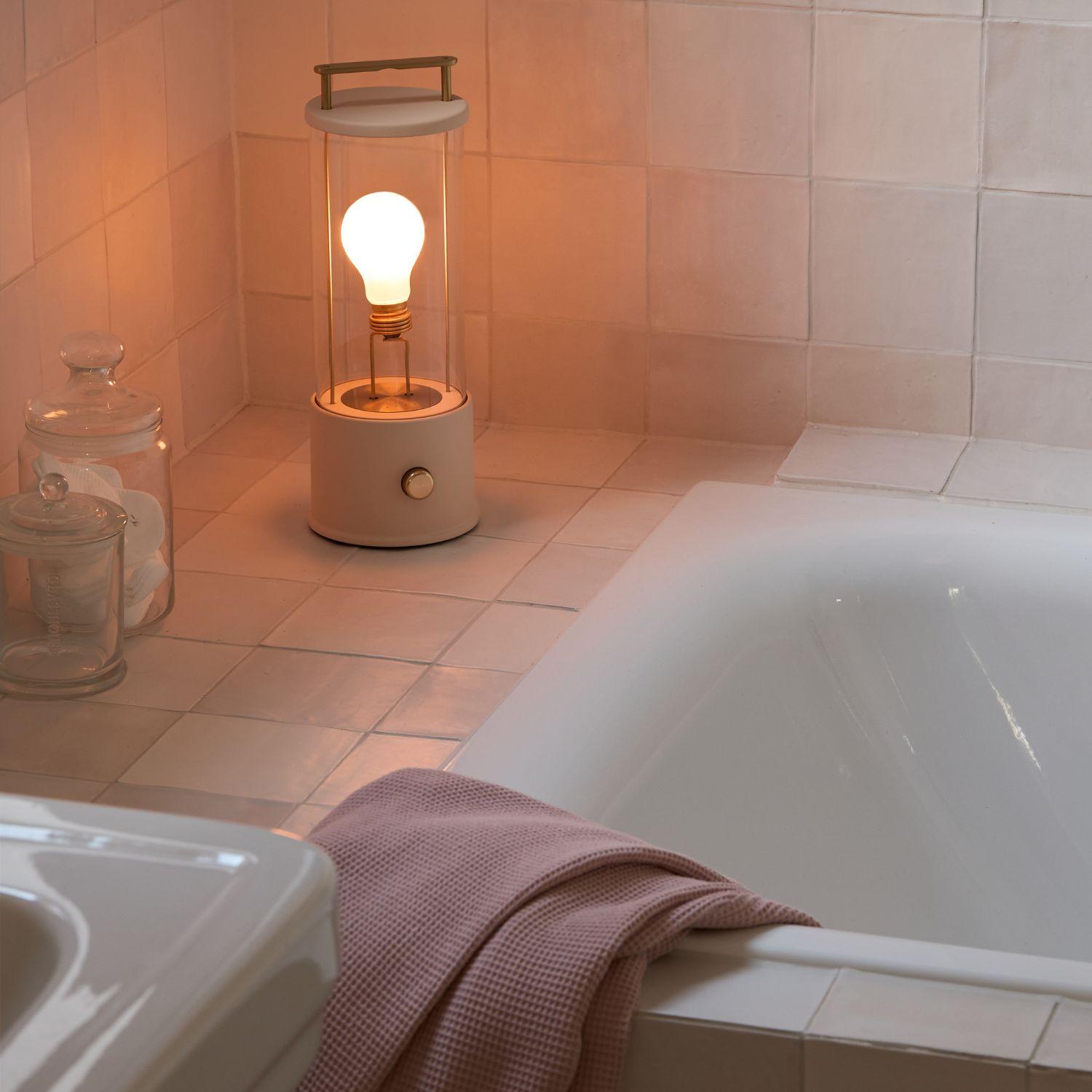 Lampada portatile 'The Muse' in rosa gesso di Farrow & Ball per Tala

Richiamando la promessa e la grandezza del giardino di piacere britannico, The Muse mescola l'estetica classica delle lanterne con la tecnologia ultramoderna. Realizzata in ottone