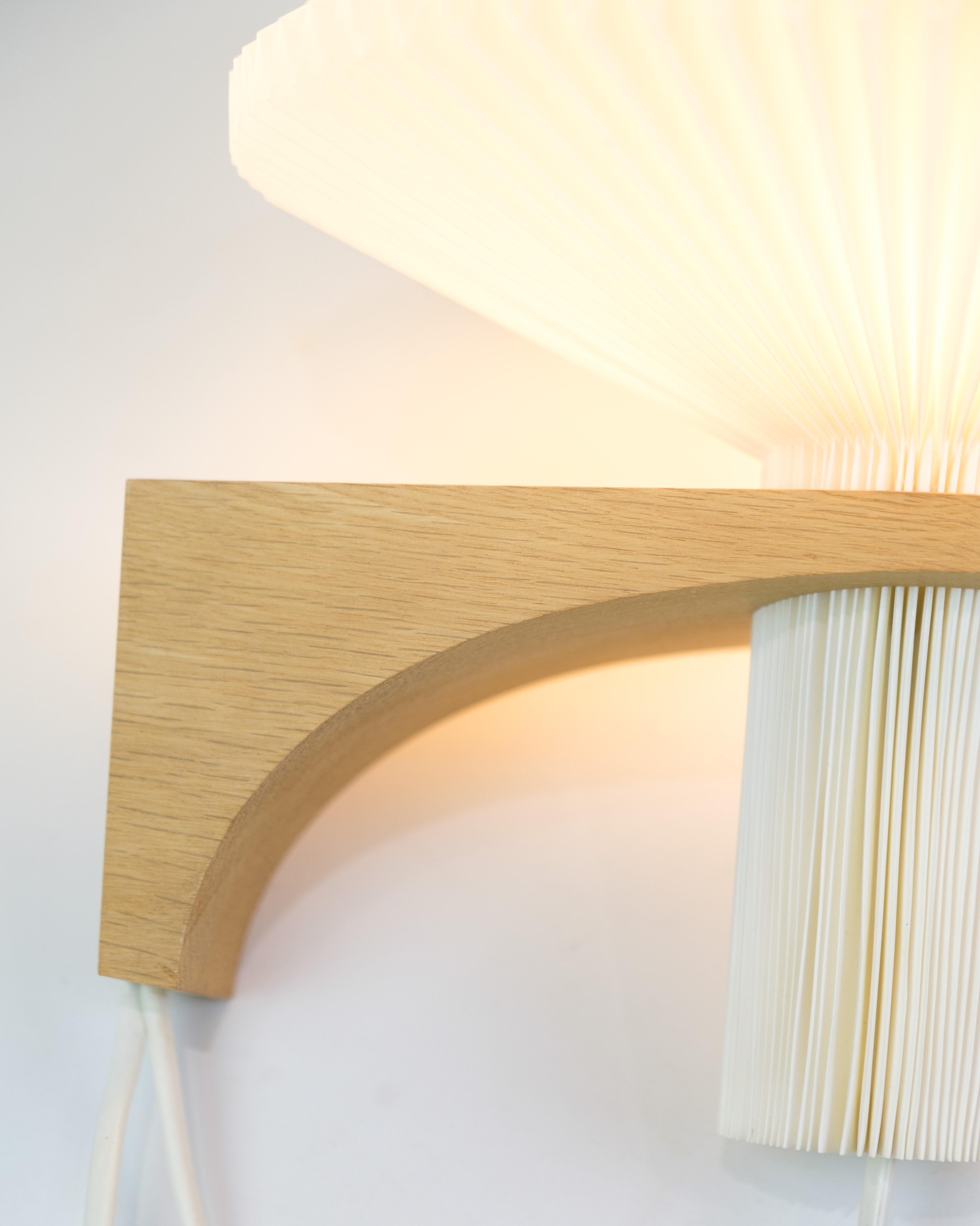 Wandleuchte aus heller Eiche, entworfen von Vilhelm Wohlert und hergestellt von Le Klint. Die Wandleuchte ist das Modell 204 und hat ein sehr einfaches und minimalistisches Design. Es ist ein begehrtes Modell und kann in unserer Ausstellung