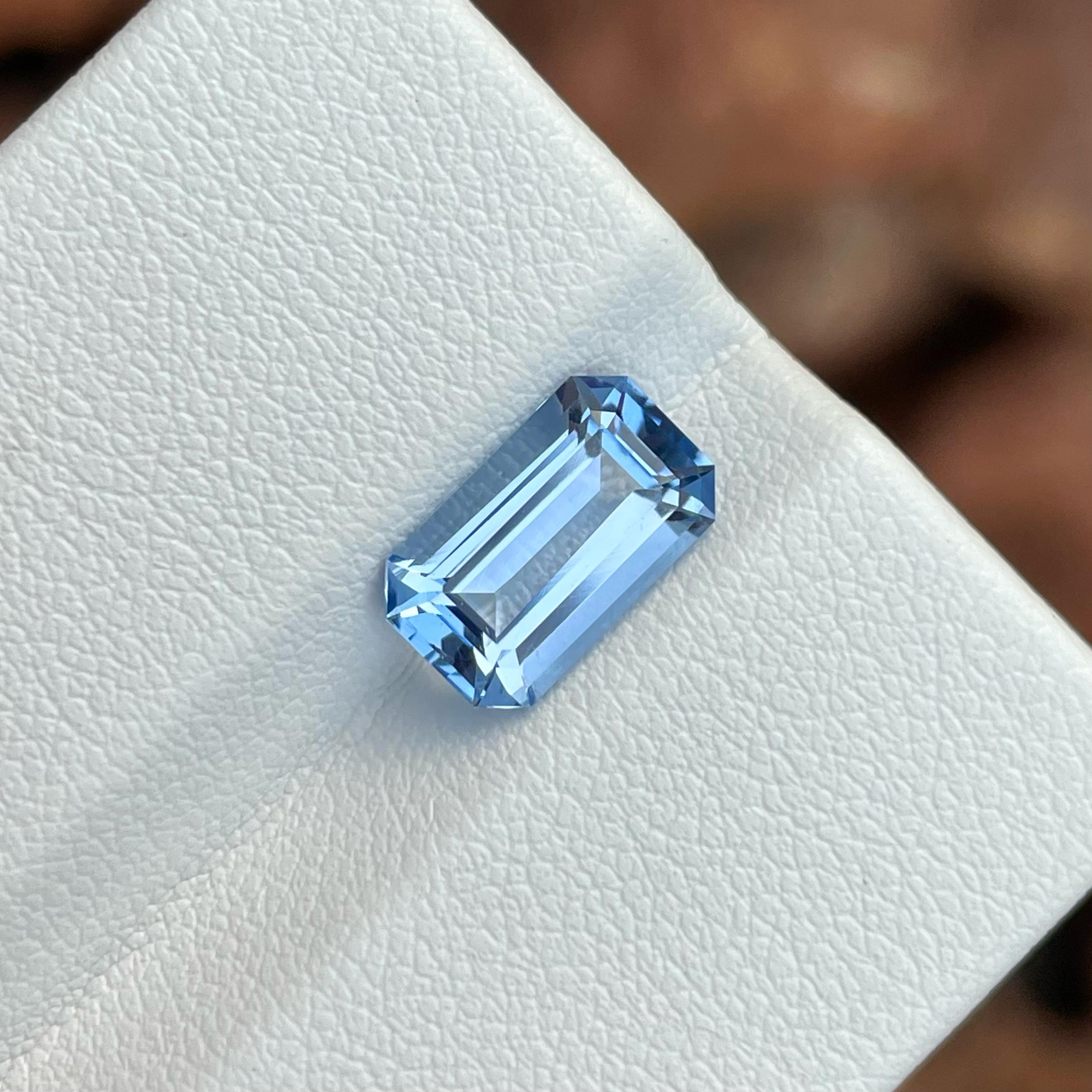 The Mysteries Glänzende Tiefe Farbe Natürlicher Aquamarin Edelstein von 2,55 Karat (Smaragdschliff)